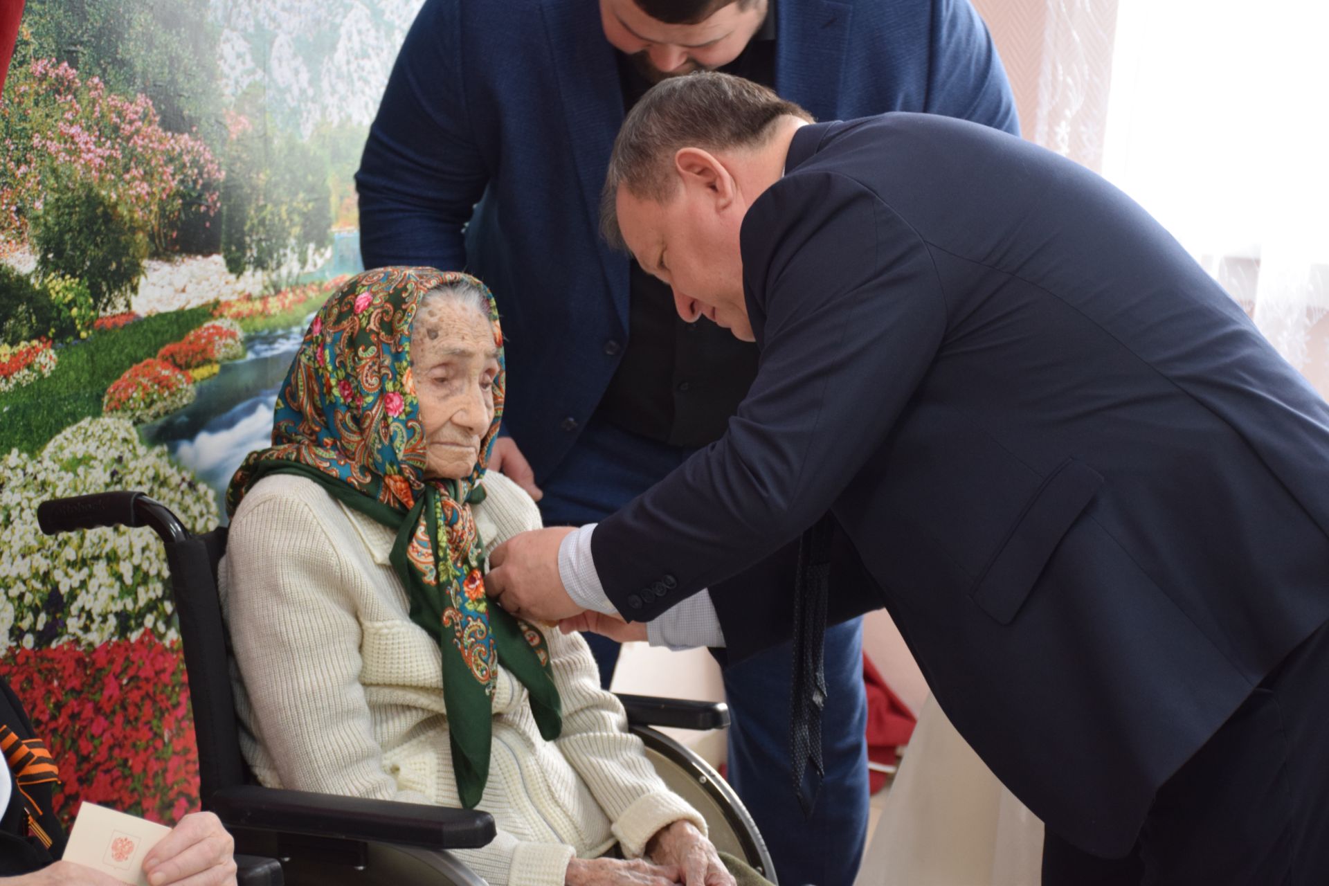 В Нурлате 101-летней труженице тыла вручили медаль к 80-летию Победы