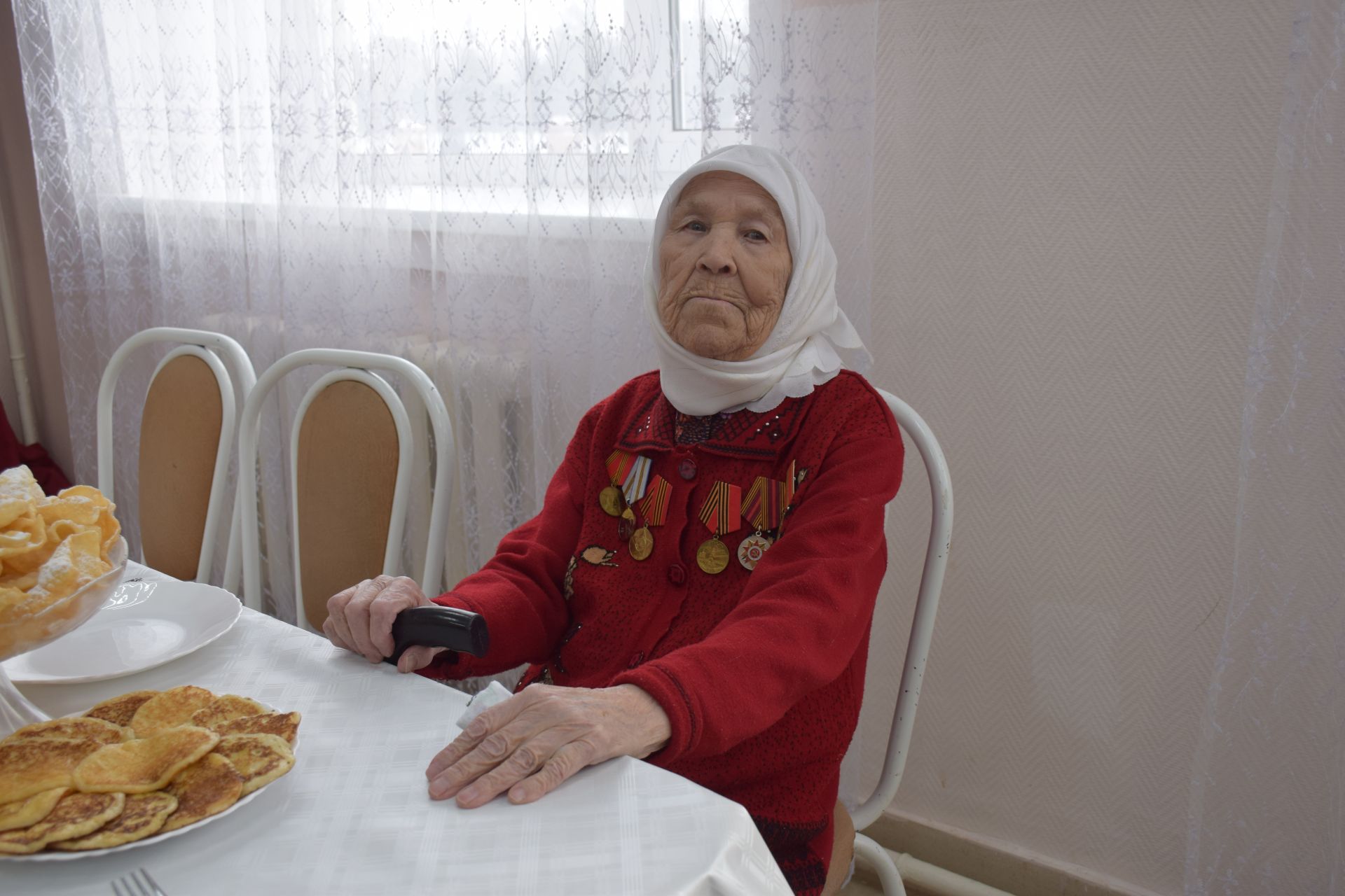 В Нурлате 101-летней труженице тыла вручили медаль к 80-летию Победы