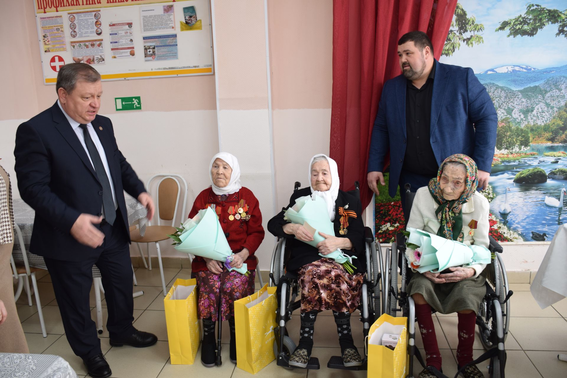 В Нурлате 101-летней труженице тыла вручили медаль к 80-летию Победы