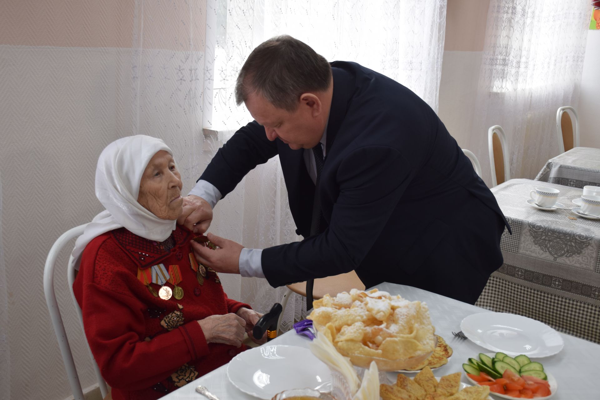 В Нурлате 101-летней труженице тыла вручили медаль к 80-летию Победы