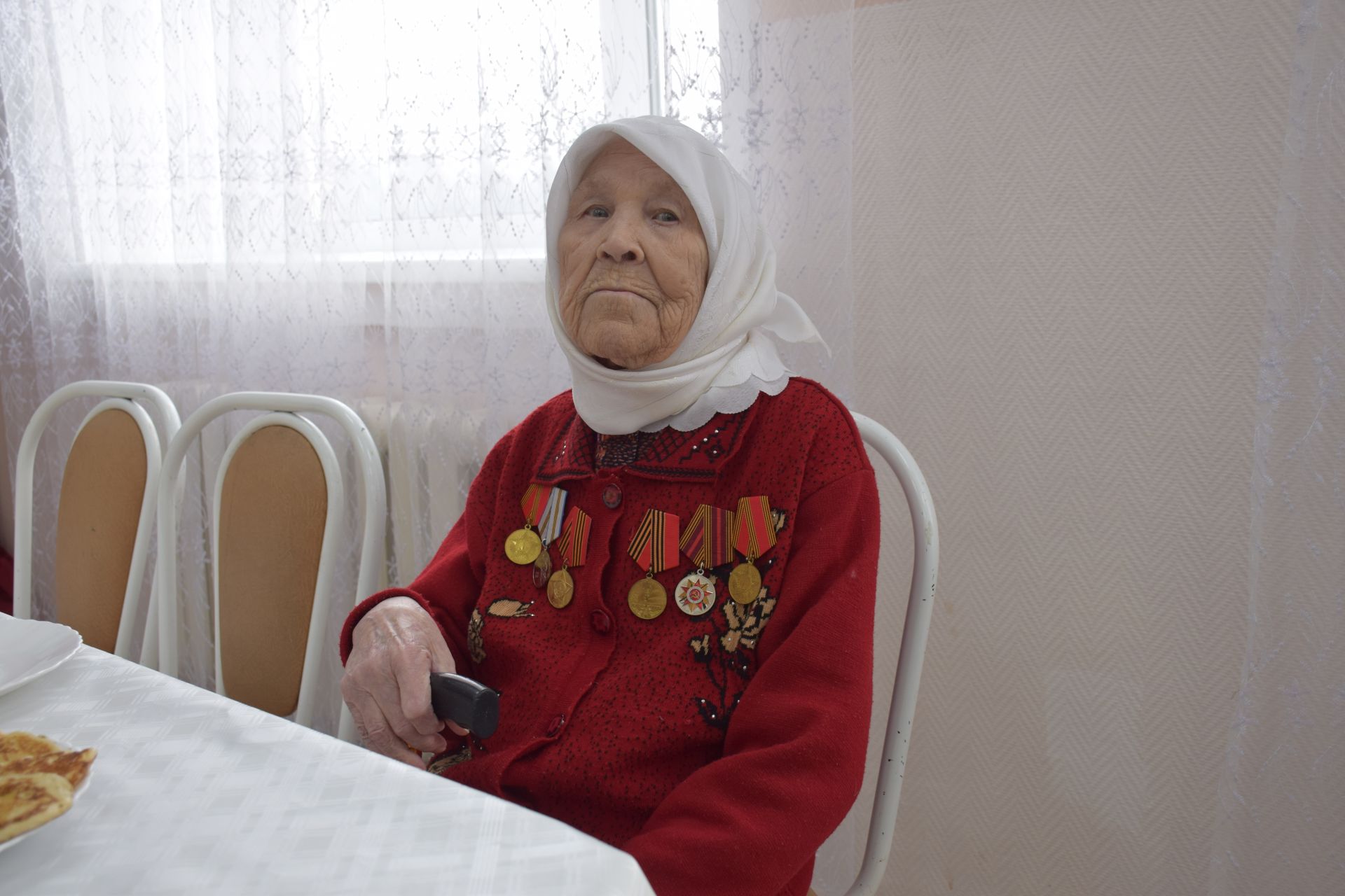 В Нурлате 101-летней труженице тыла вручили медаль к 80-летию Победы