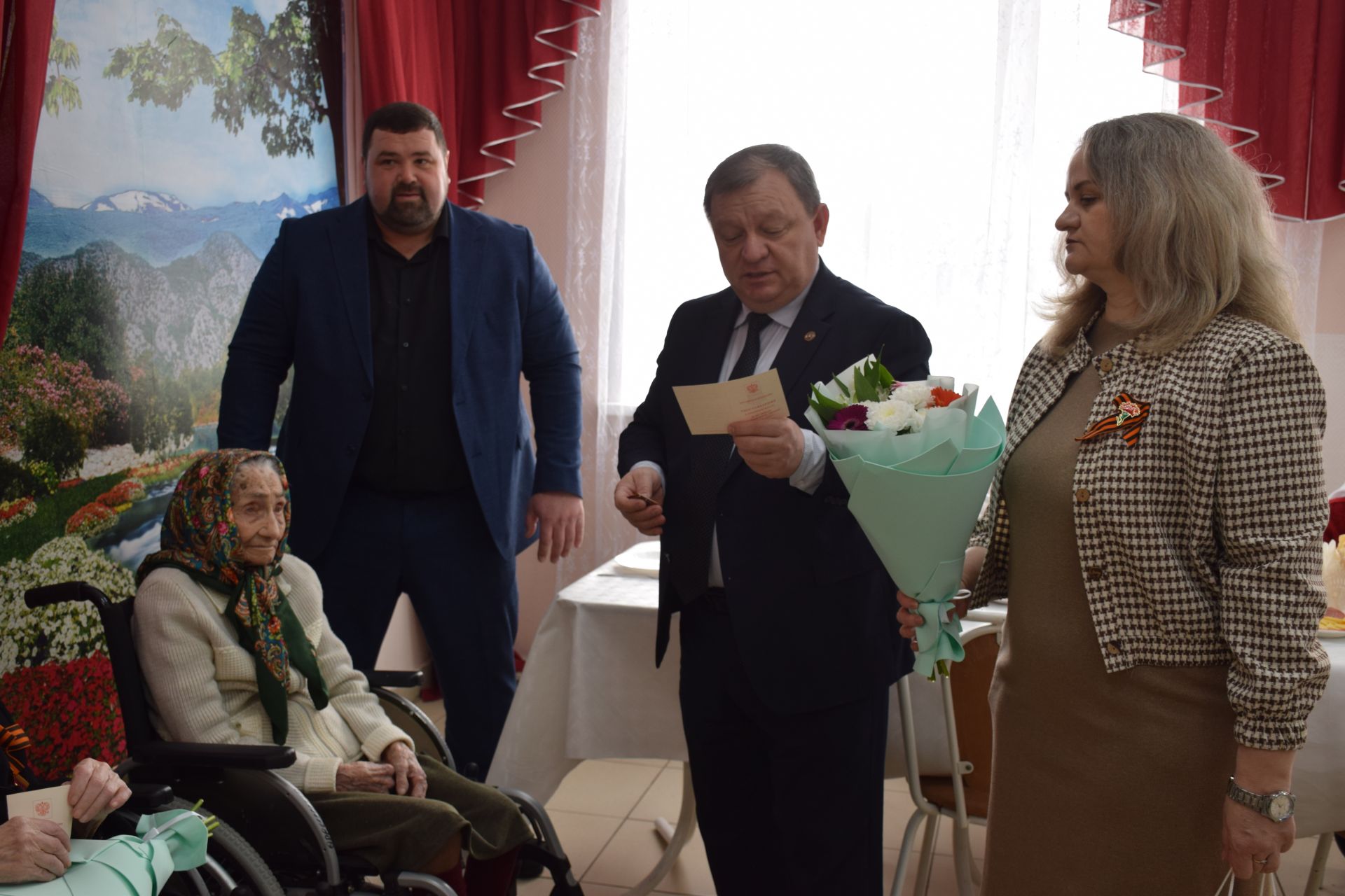 В Нурлате 101-летней труженице тыла вручили медаль к 80-летию Победы