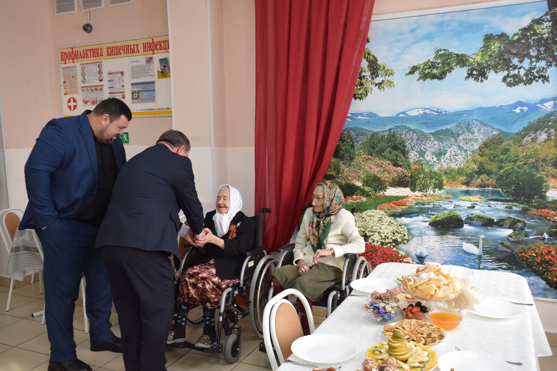 В Нурлате 101-летней труженице тыла вручили медаль к 80-летию Победы