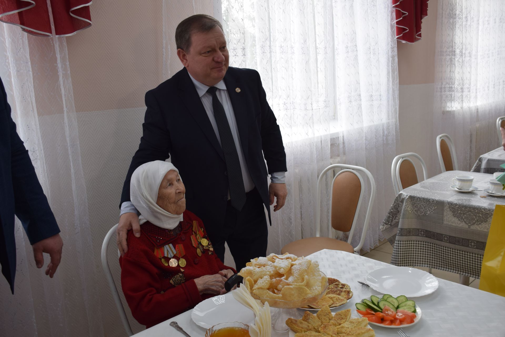 В Нурлате 101-летней труженице тыла вручили медаль к 80-летию Победы