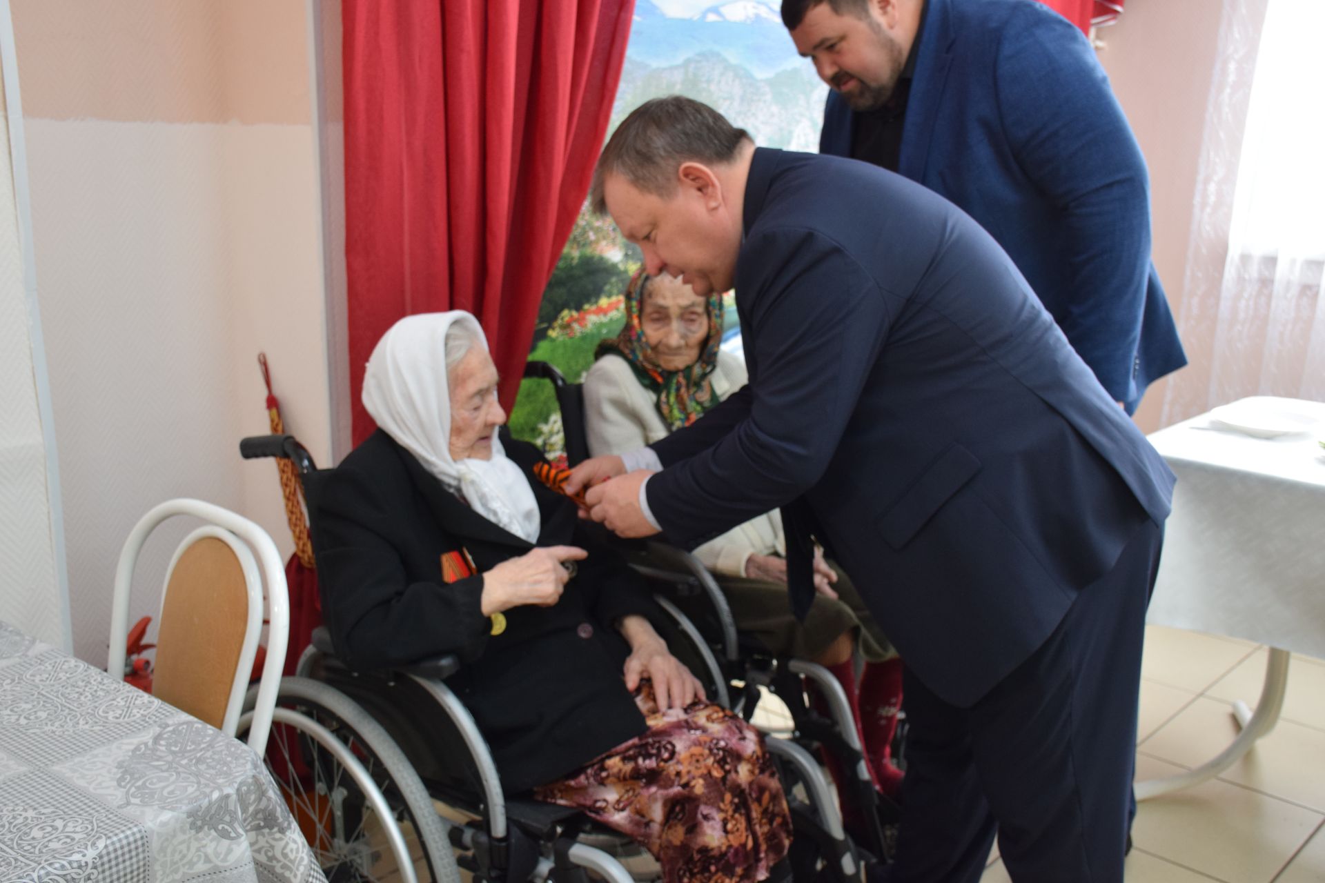 В Нурлате 101-летней труженице тыла вручили медаль к 80-летию Победы