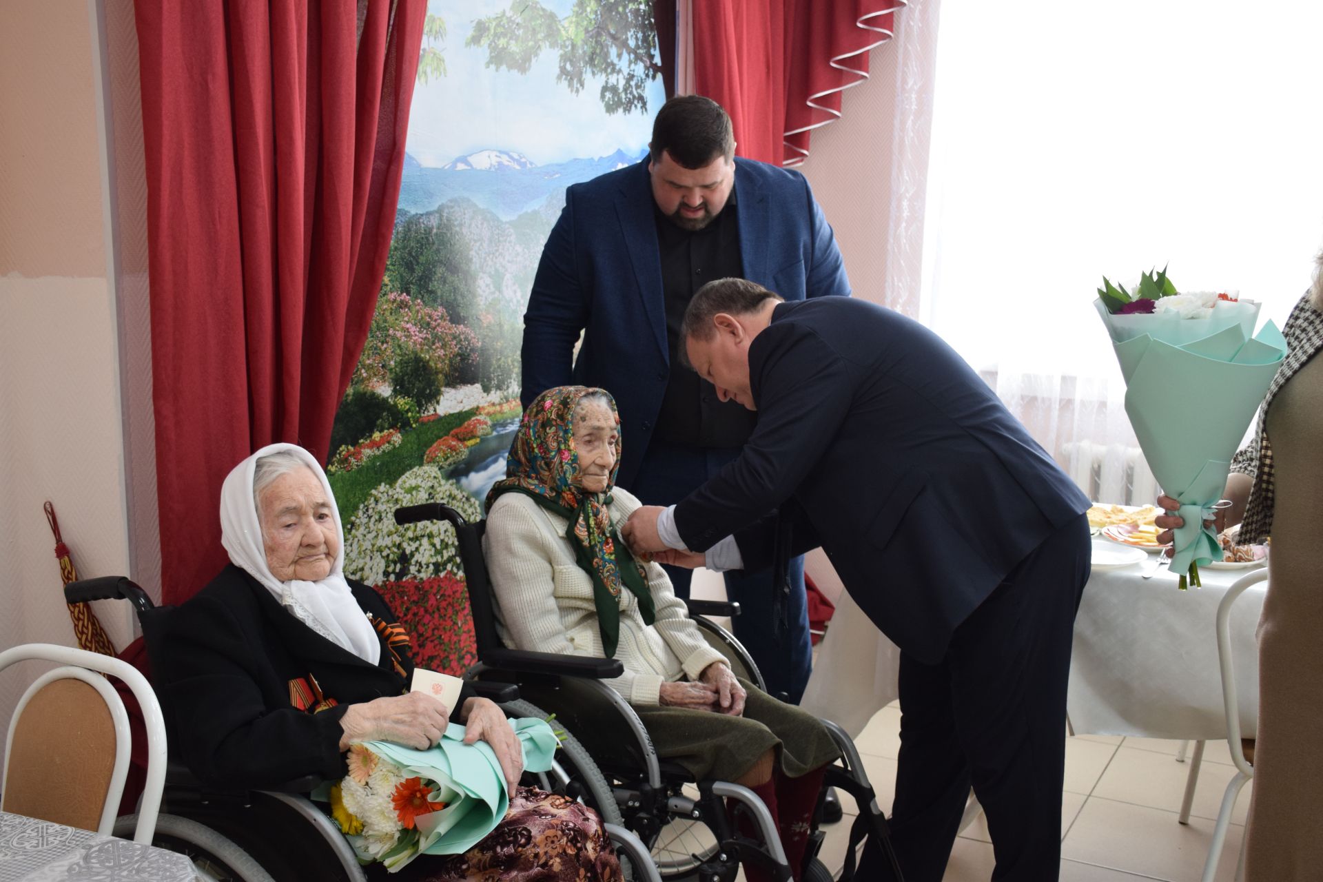 В Нурлате 101-летней труженице тыла вручили медаль к 80-летию Победы