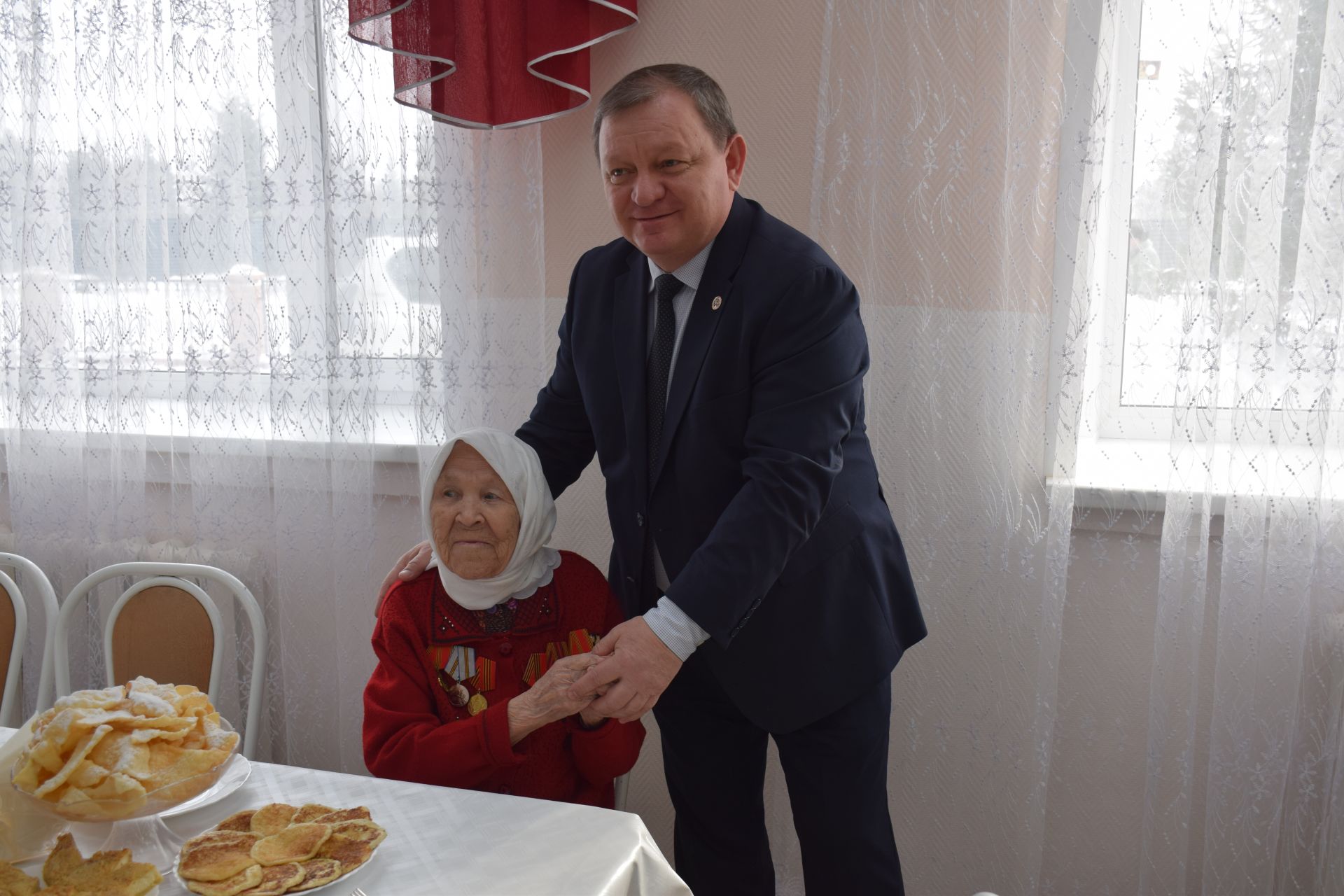 В Нурлате 101-летней труженице тыла вручили медаль к 80-летию Победы