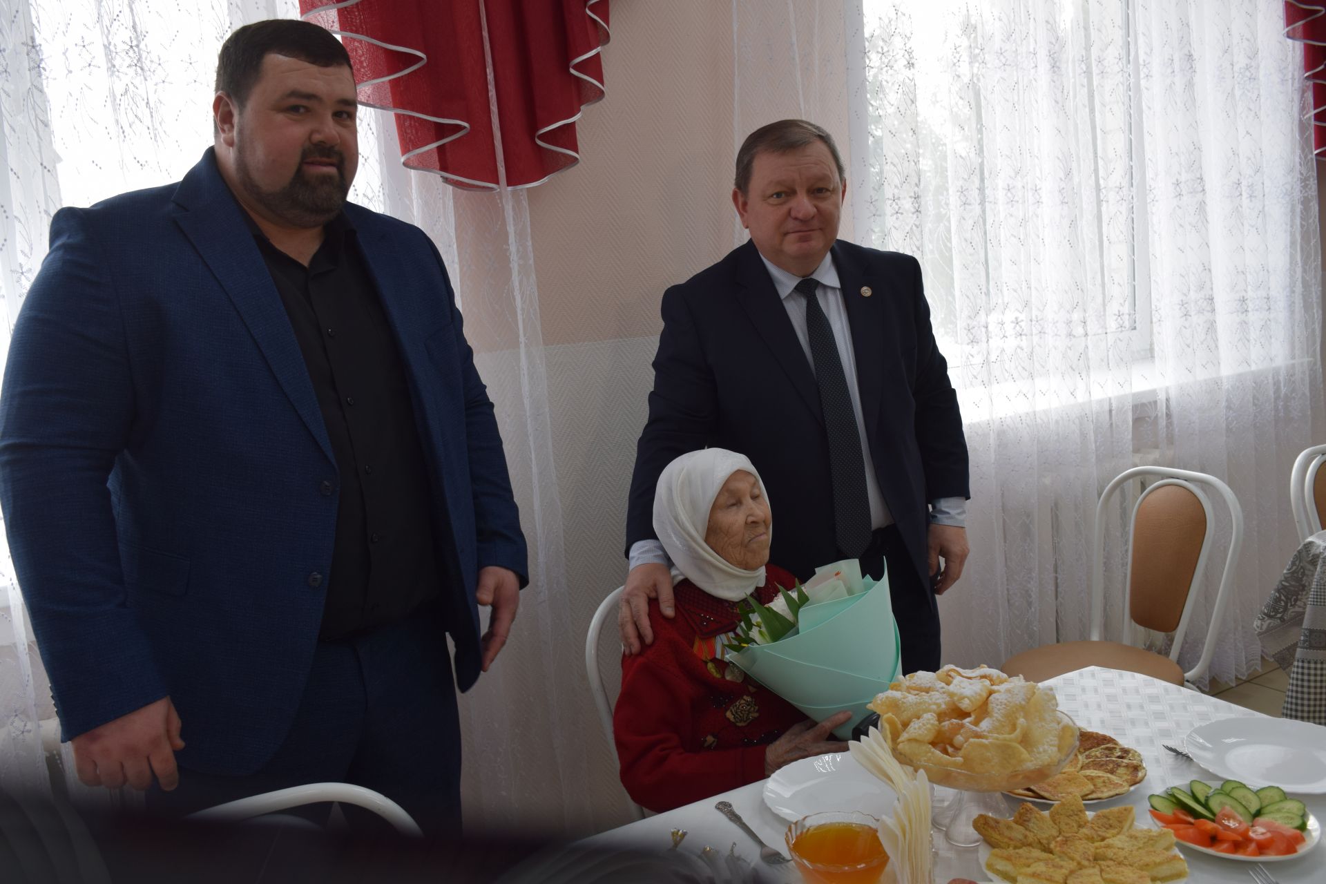 В Нурлате 101-летней труженице тыла вручили медаль к 80-летию Победы