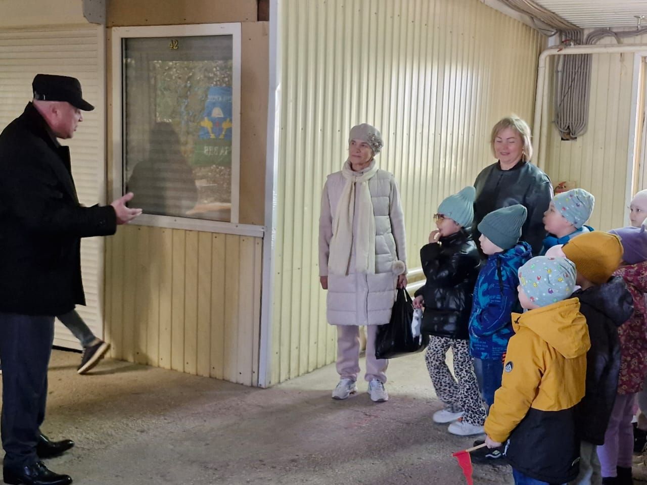 Воспитанники детского сада «Колосок» посетили пункт сбора гуманитарной помощи «Все для победы Нурлат»