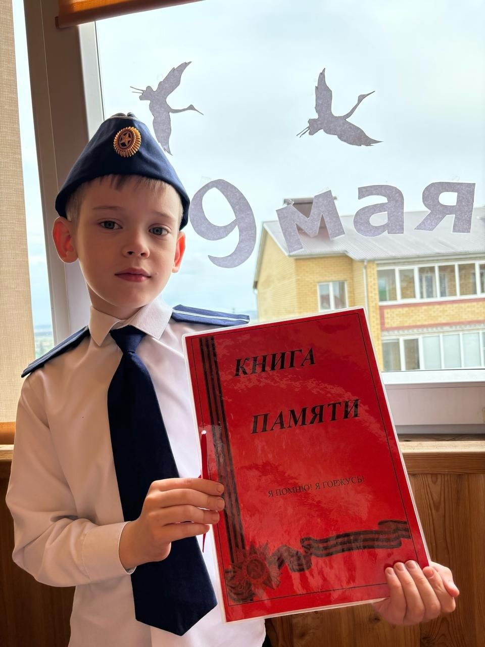 Школьники украсили окна ко Дню Победы в патриотической акции