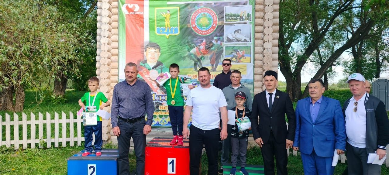Юные нурлатские борцы снова радуют болельщиков своими успехами