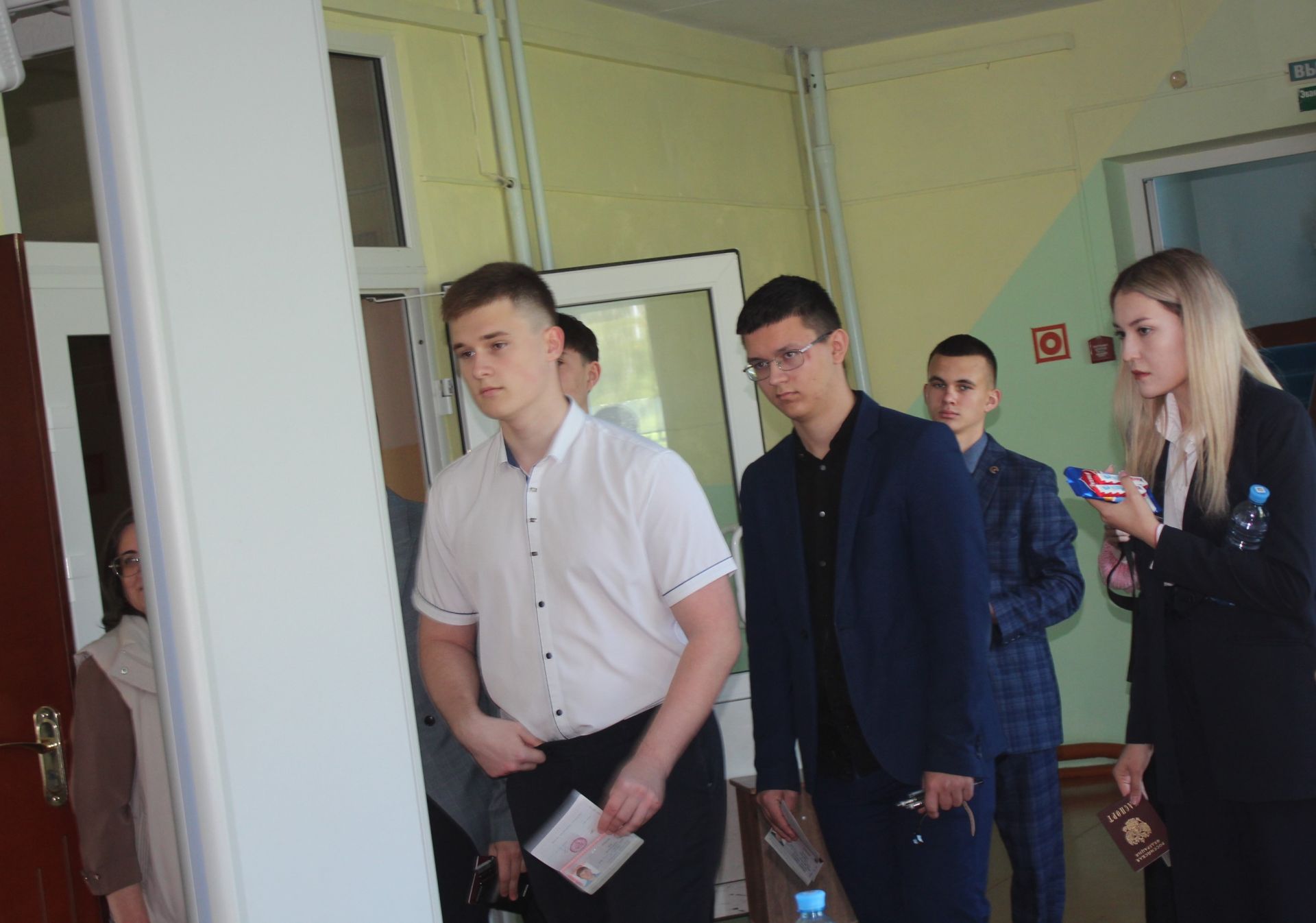 В Нурлате стартовала основная волна ЕГЭ: выпускники приступили к сдаче химии, истории и литературы