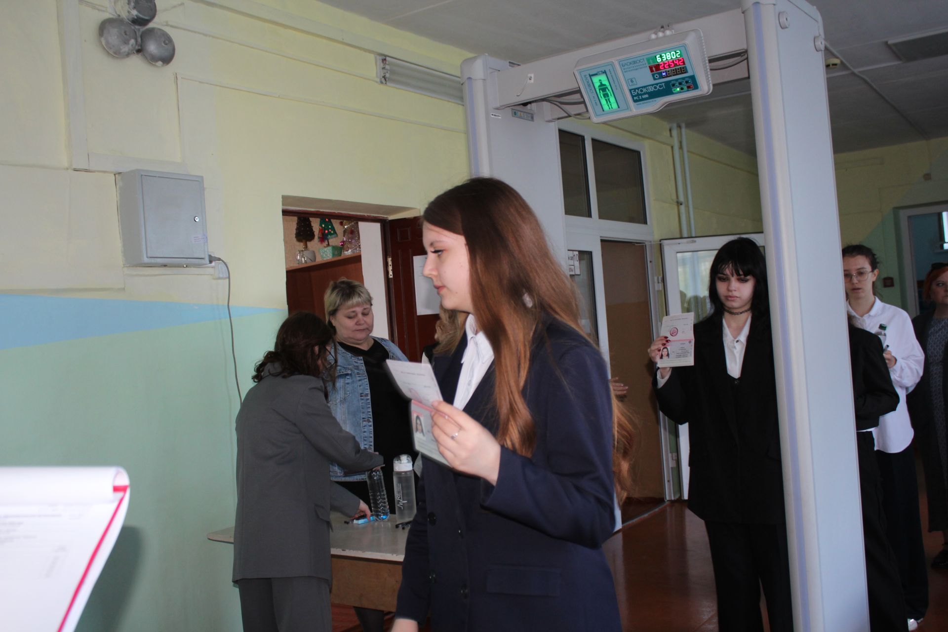 В Нурлате стартовала основная волна ЕГЭ: выпускники приступили к сдаче химии, истории и литературы