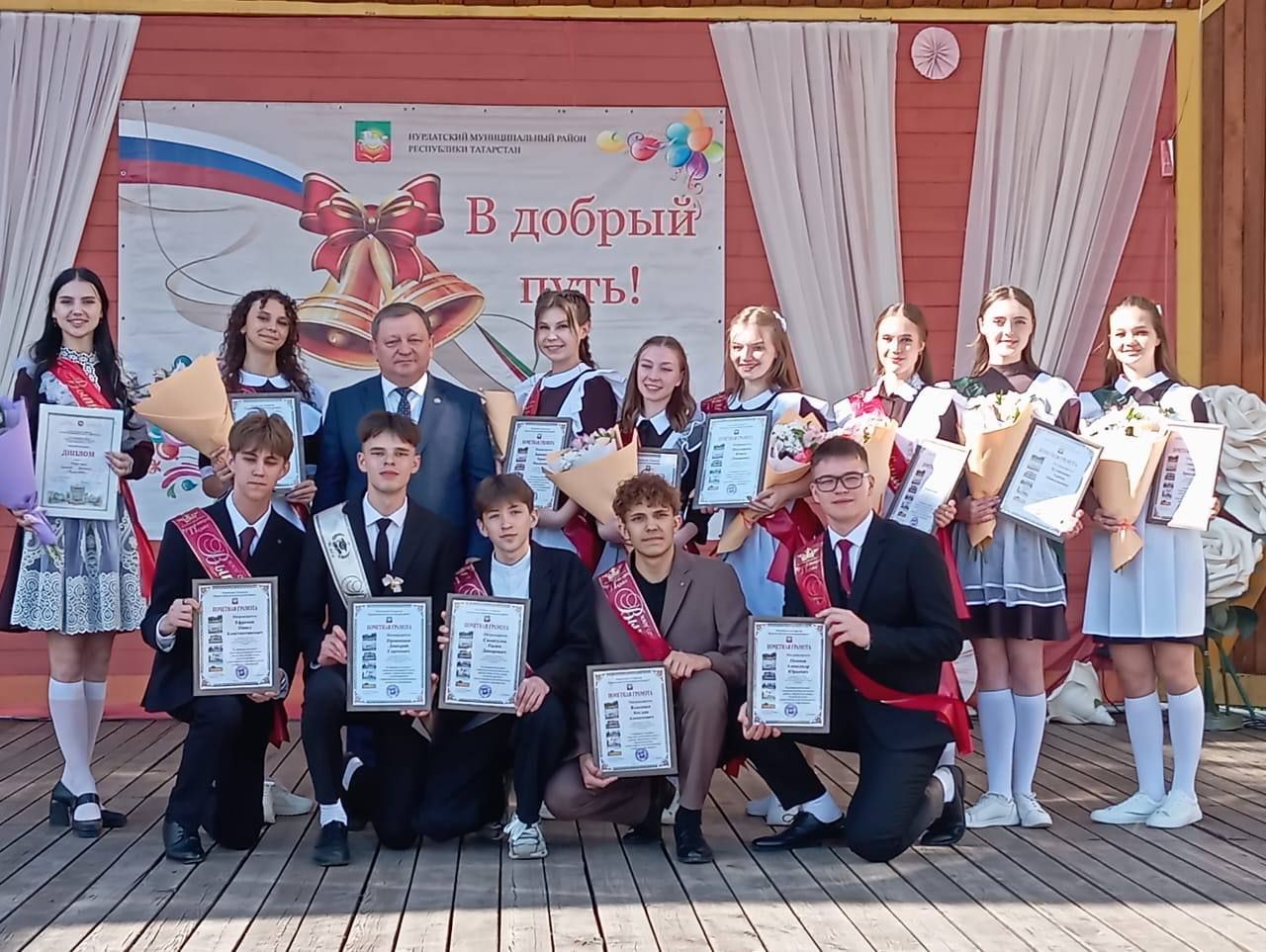 Танцевальный батл выпускников: вальсы и флешмобы под дождем
