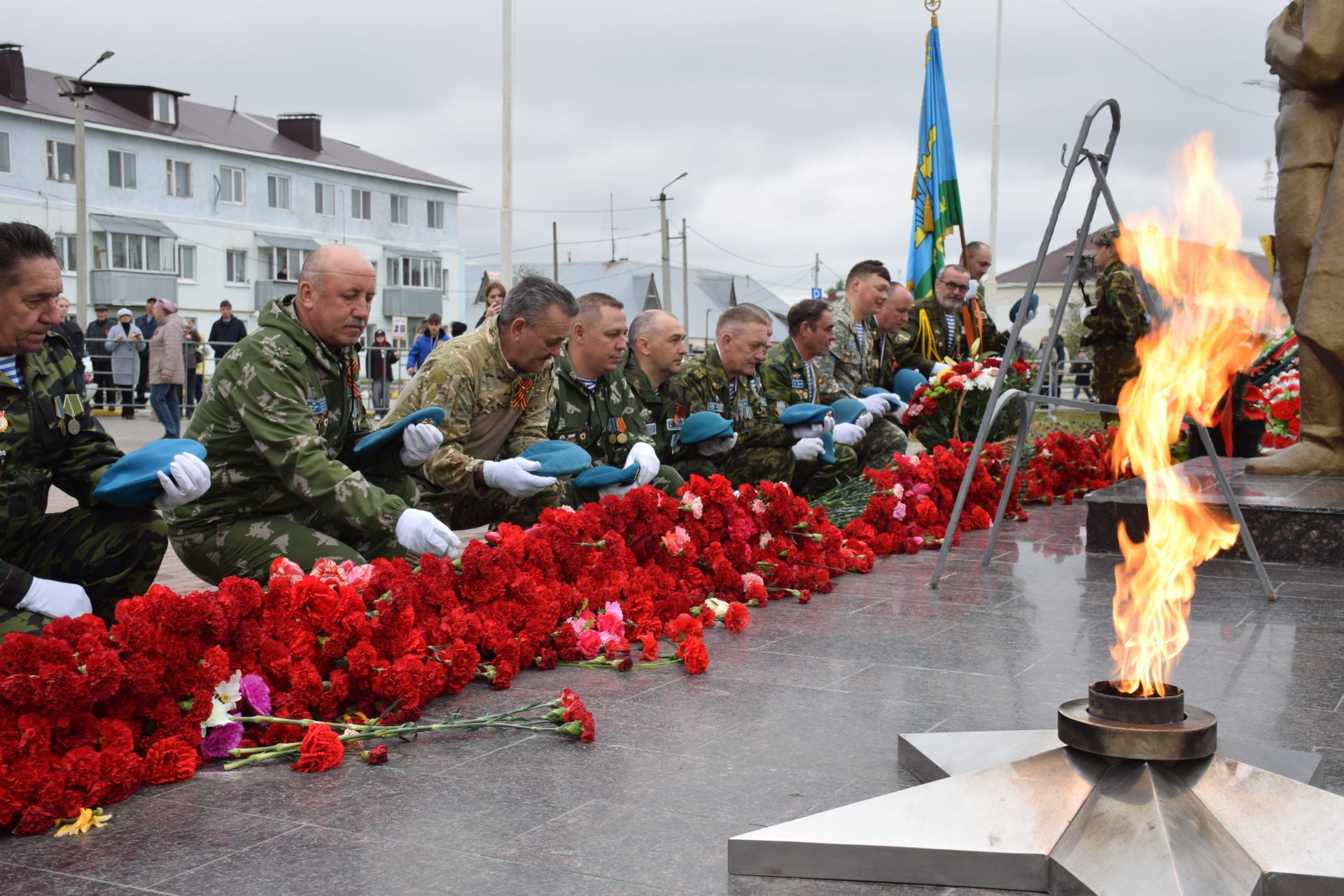 В Нурлате в День Победы начался с возложения цветов к памятнику воину-освободителю и на могилы Героев
