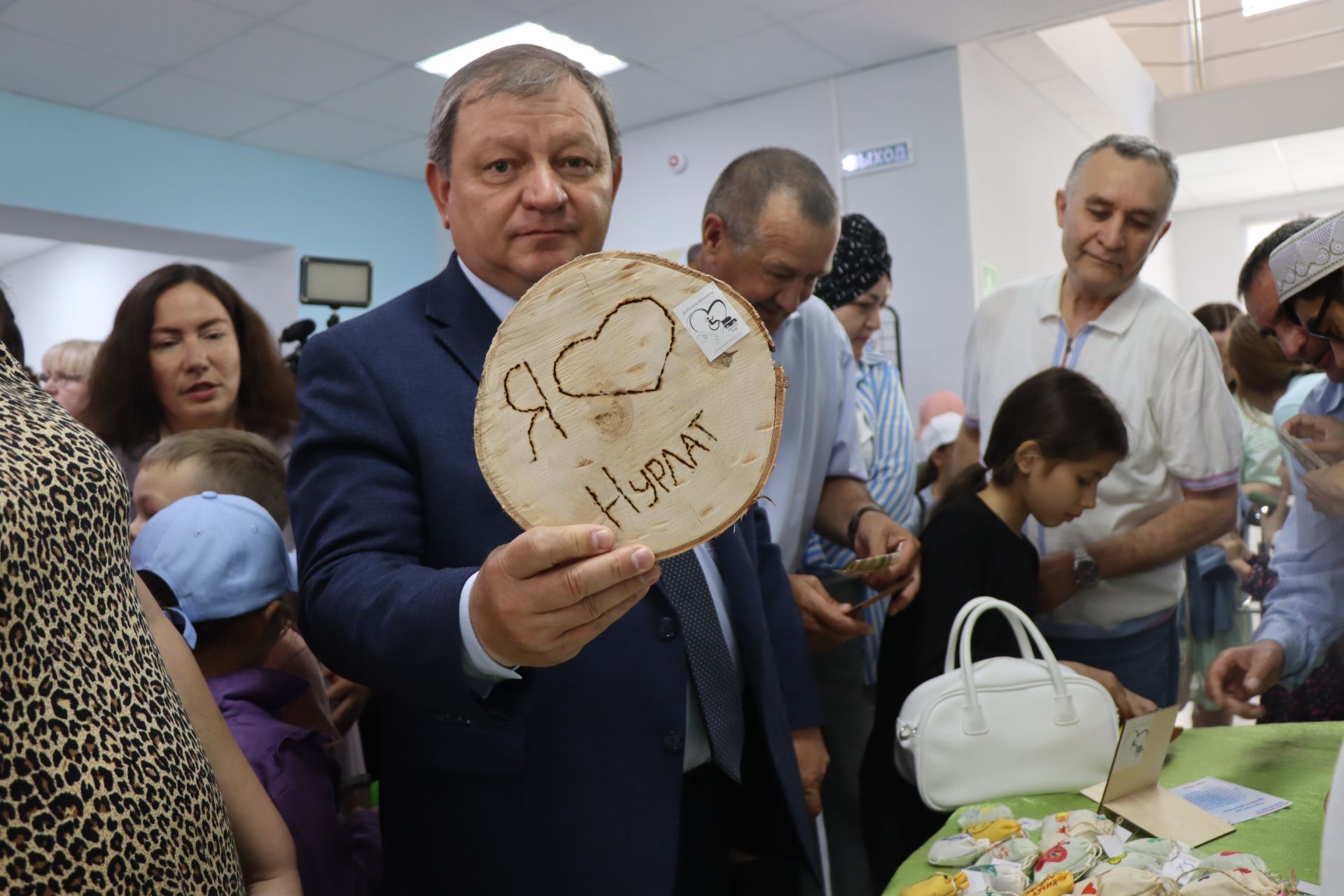 Дамир Ишкинеев купил сувениры на инклюзивной ярмарке