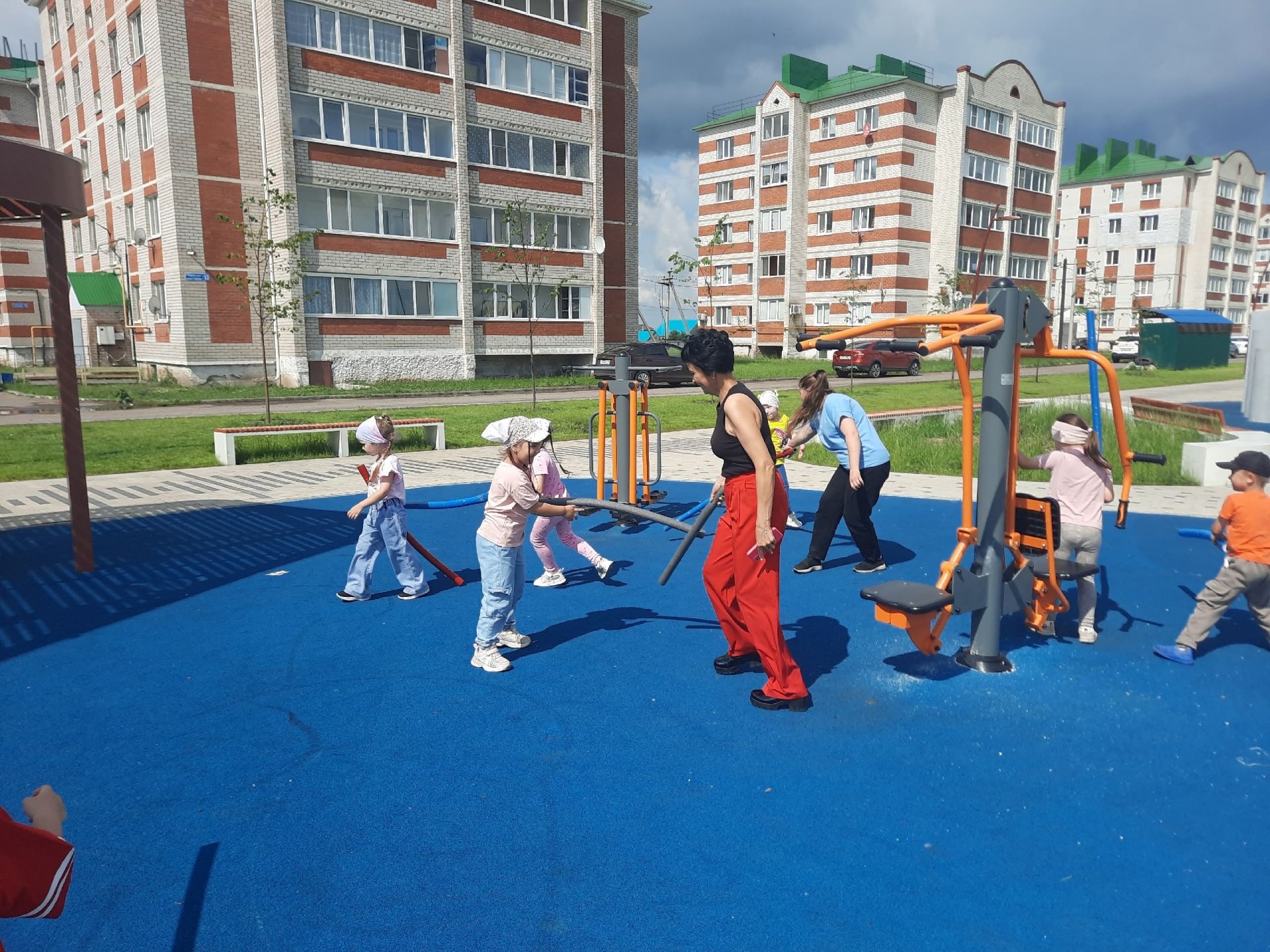 Воспитанники детсада «Буратино» провели зарядку с родителями на бульваре Кариева