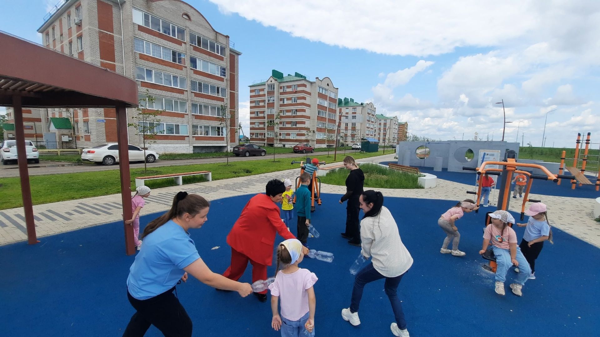 Воспитанники детсада «Буратино» провели зарядку с родителями на бульваре Кариева