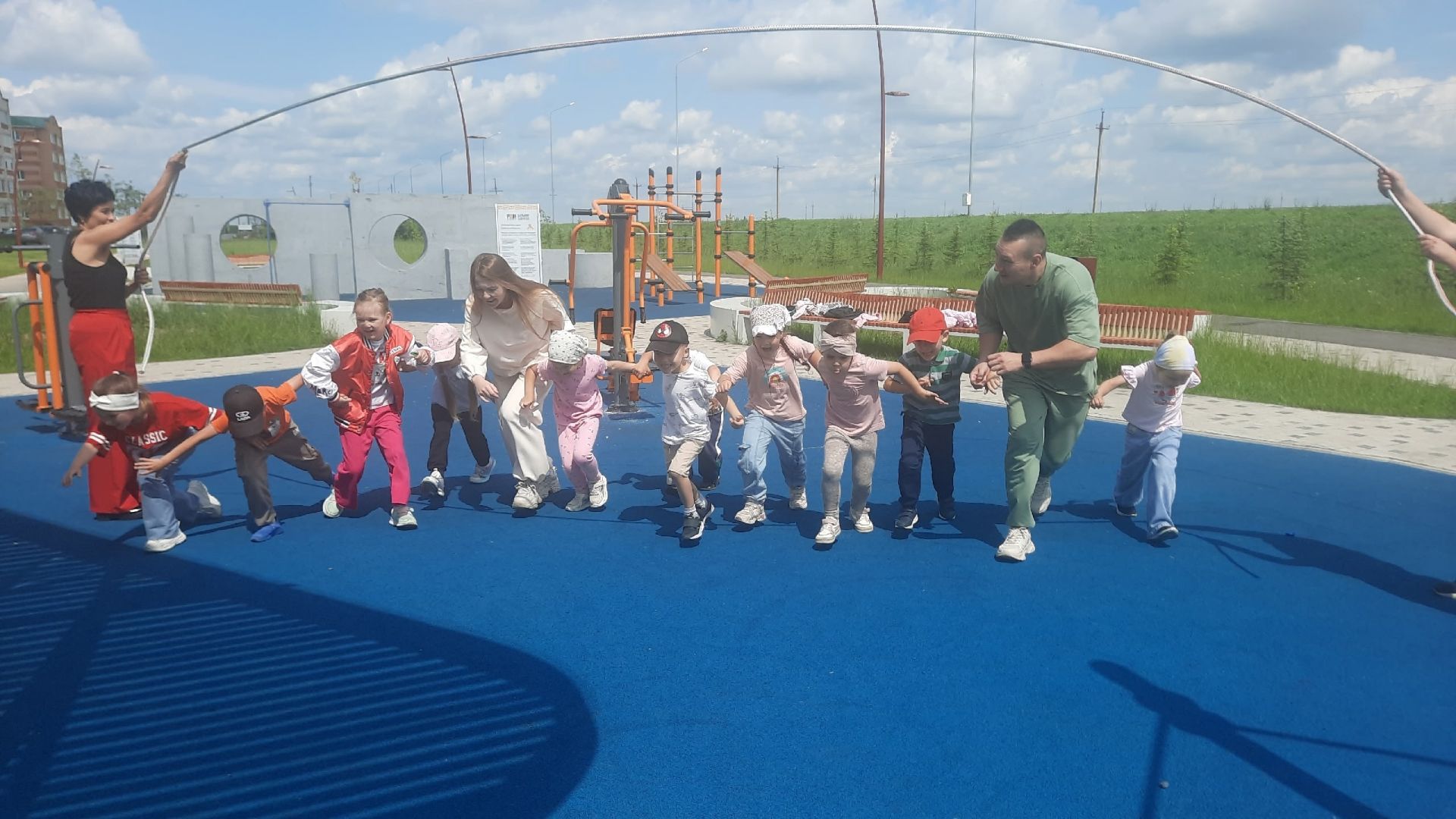 Воспитанники детсада «Буратино» провели зарядку с родителями на бульваре Кариева