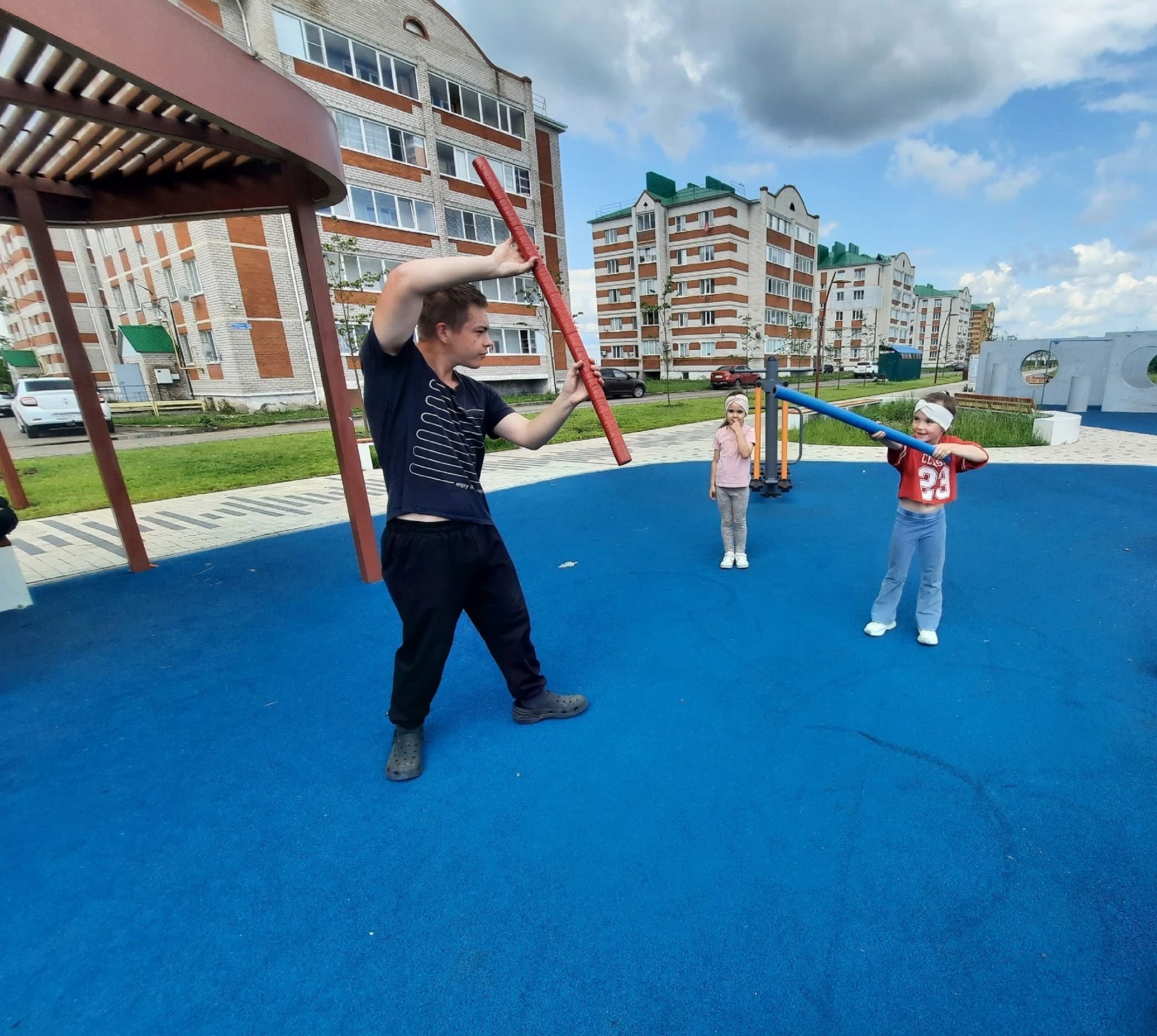 Воспитанники детсада «Буратино» провели зарядку с родителями на бульваре Кариева