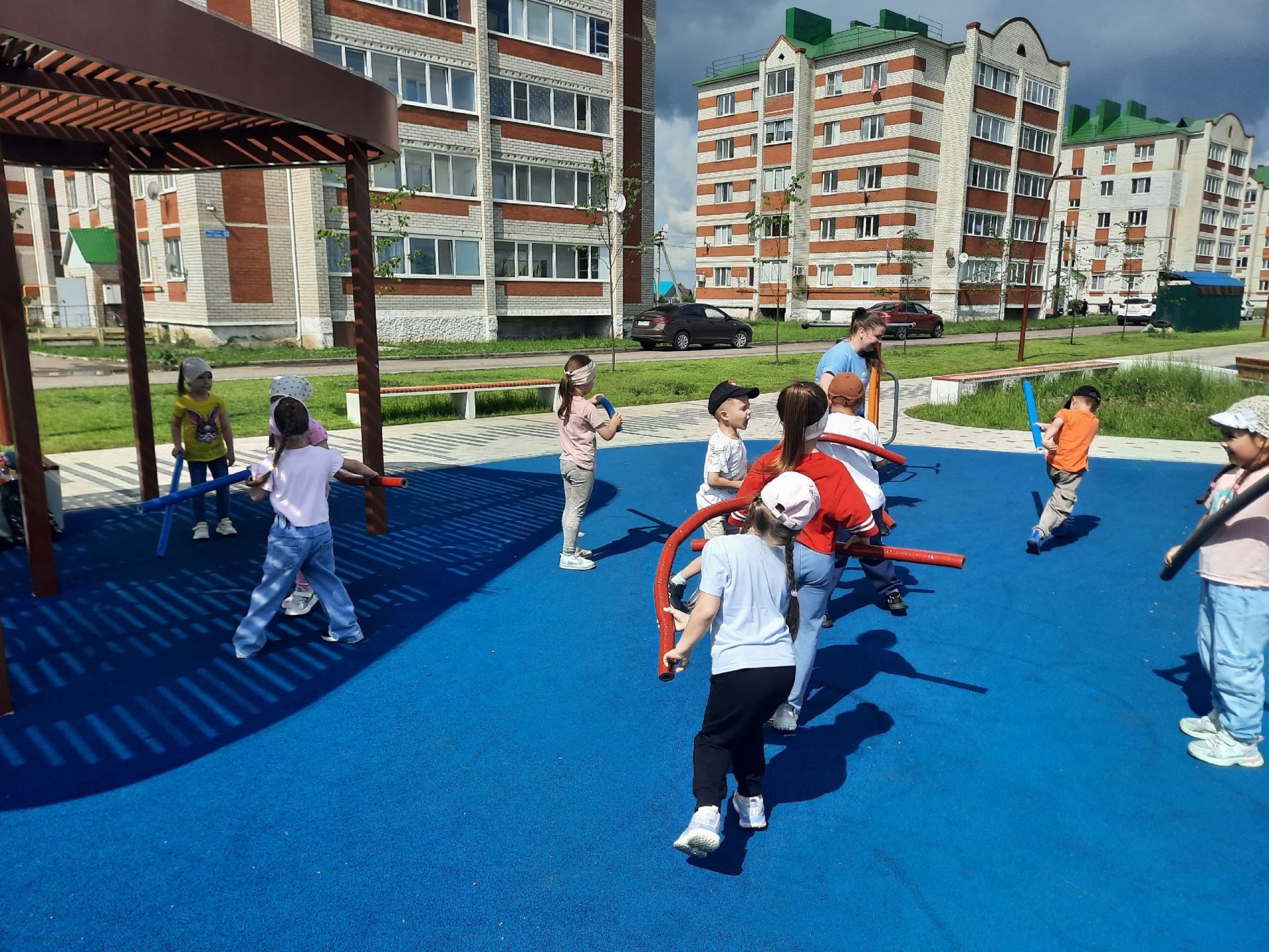 Воспитанники детсада «Буратино» провели зарядку с родителями на бульваре Кариева
