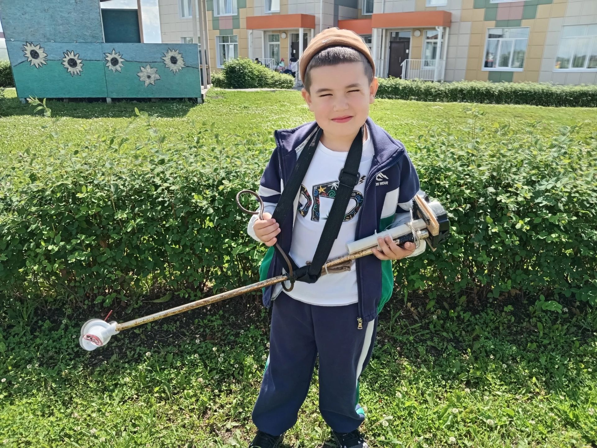 6-летний изобретатель из Нурлата собрал газонокосилку из подручных материалов