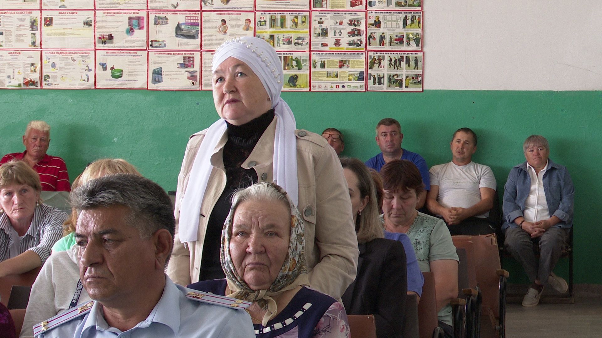 Жители Елаурского и Тимерлекского сельских поселений обсудили насущные вопросы с руководством района