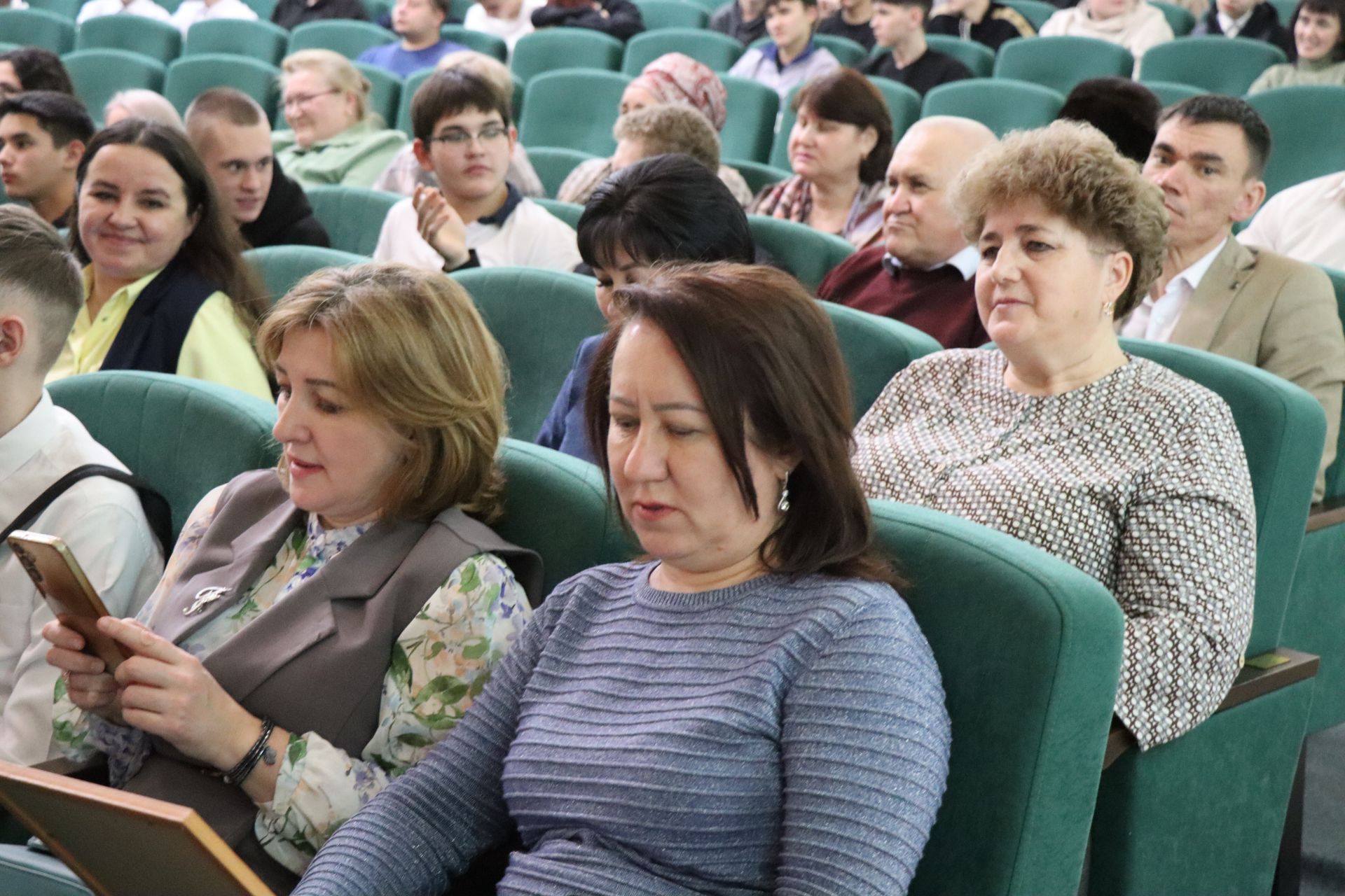 В Нурлате прошел отборочный тур межрегиональной татарской лиги КВН «Әйдә, ШаяРТ»