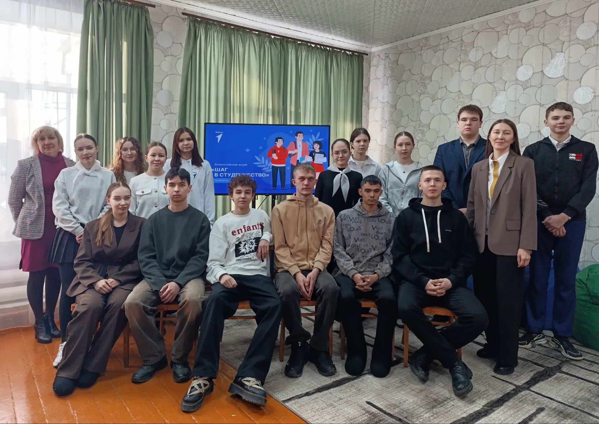 Выпускники вернулись в школу: студенты дали советы старшеклассникам