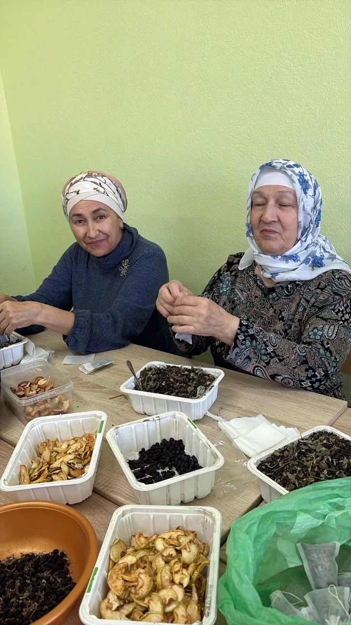 Волонтеры Нурлата изготовили 5 тысяч пакетиков маминого чая для фронта
