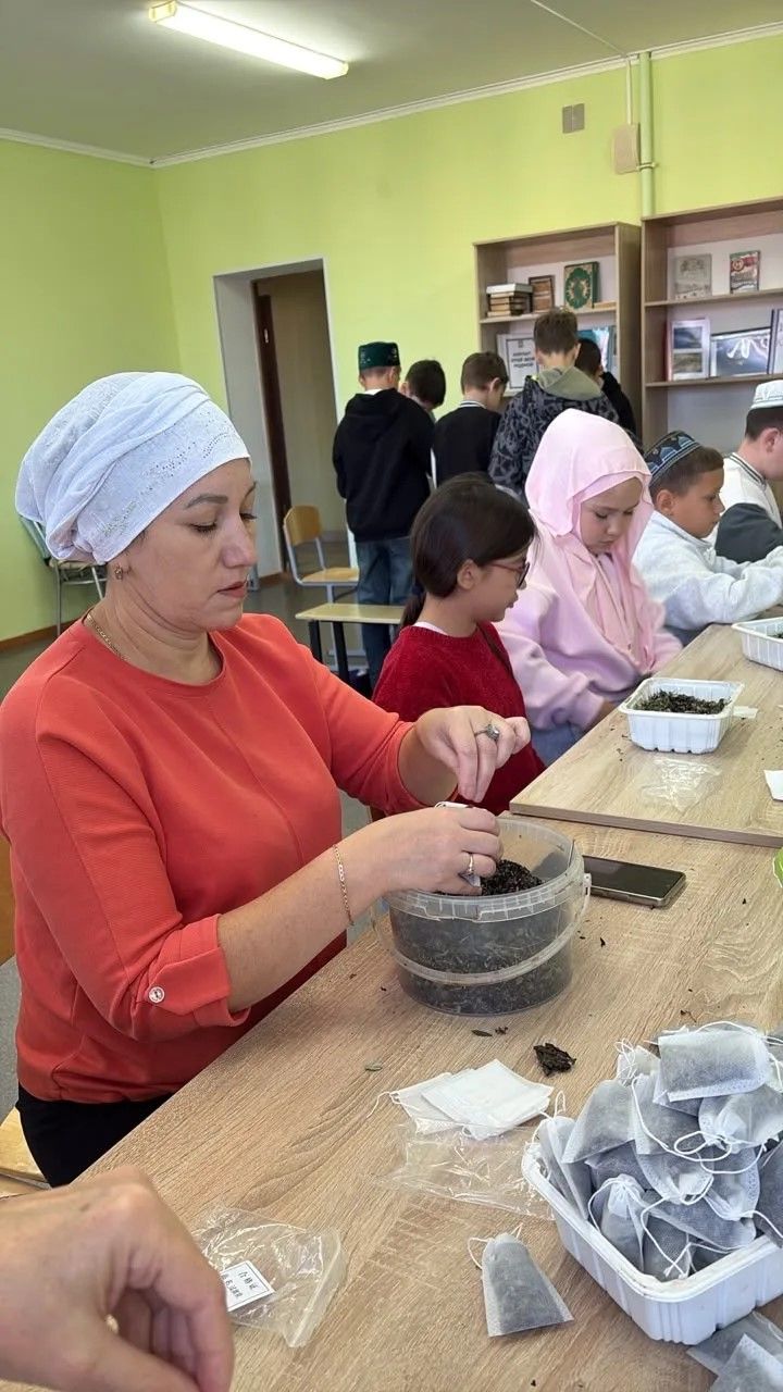 Волонтеры Нурлата изготовили 5 тысяч пакетиков маминого чая для фронта