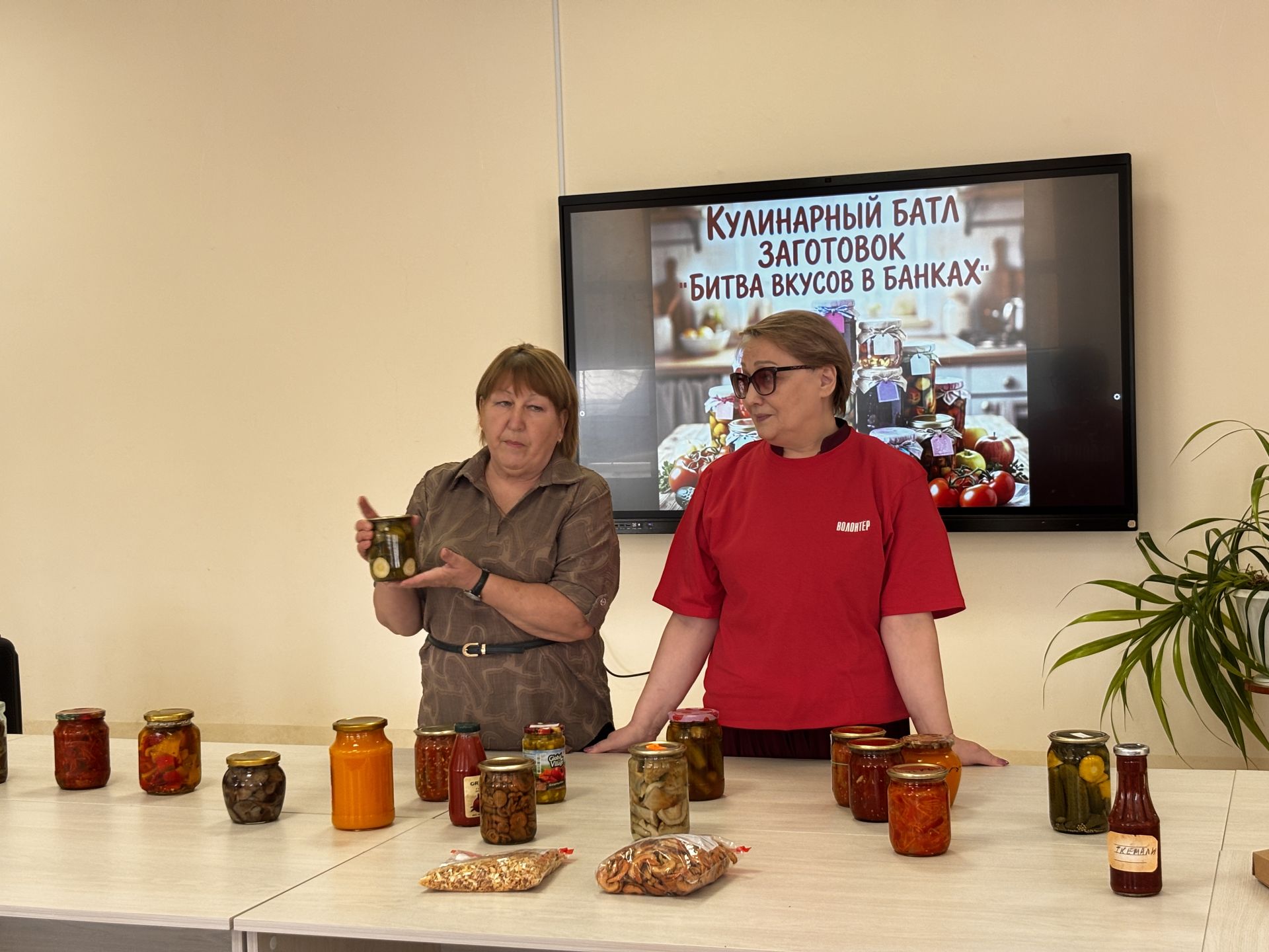 Члены женского клуба «55+» организовали кулинарный батл «Битва вкусов в банках»