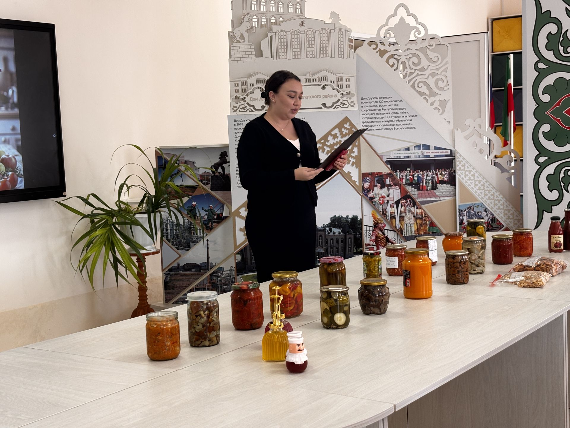 Члены женского клуба «55+» организовали кулинарный батл «Битва вкусов в банках»
