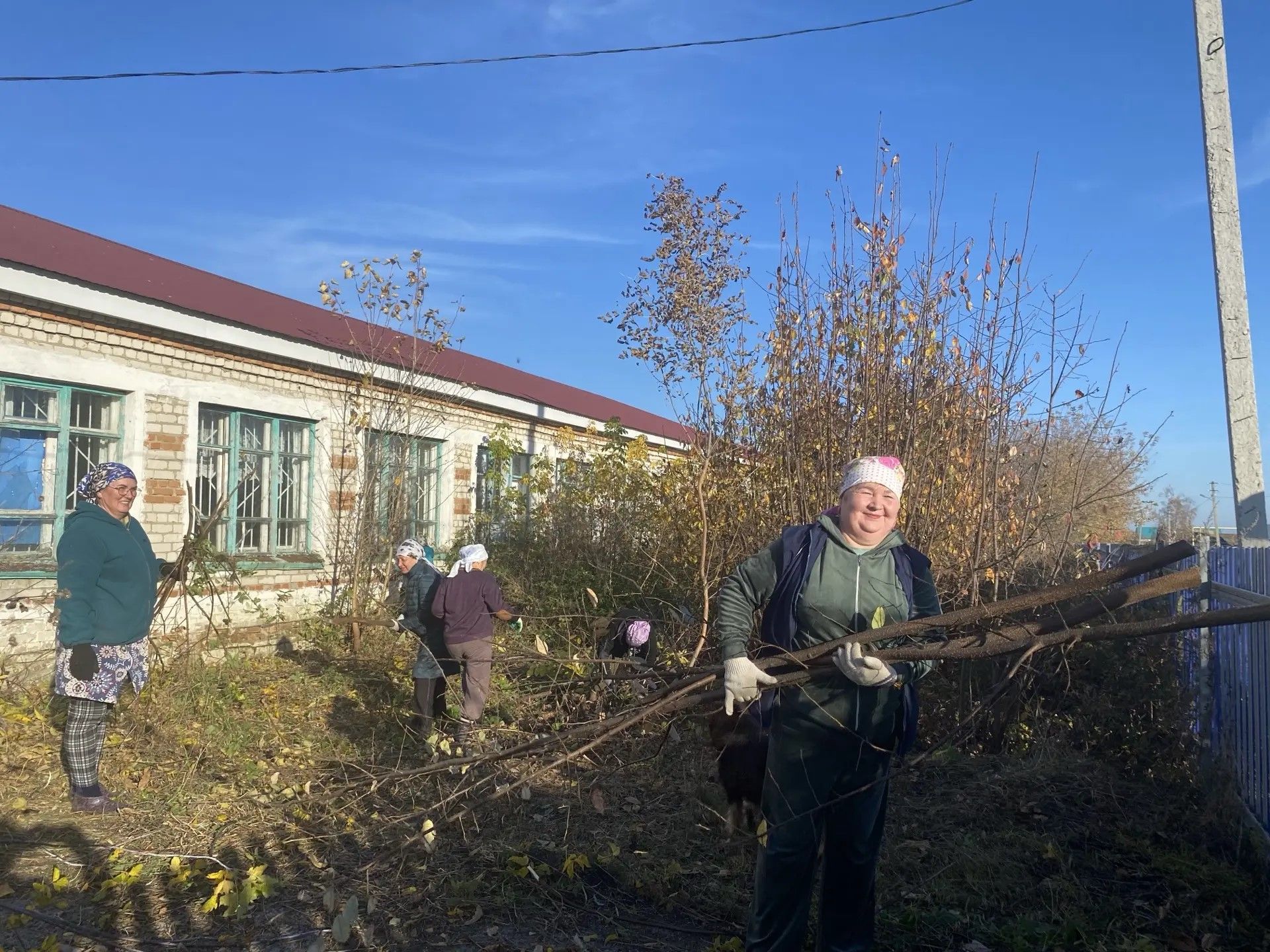 В деревне Бикулово прошел субботник у бывшей школы