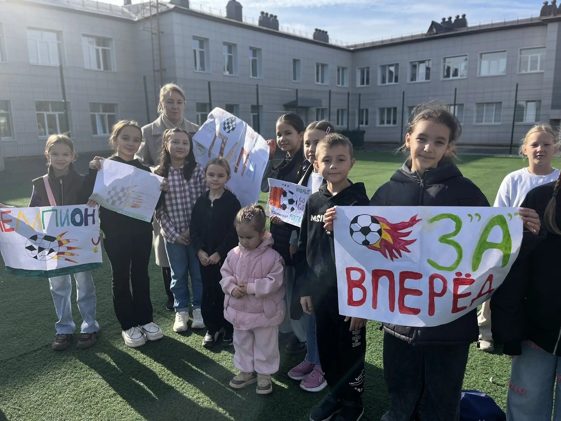 Папы школьников сыграли в футбол ко Дню отца