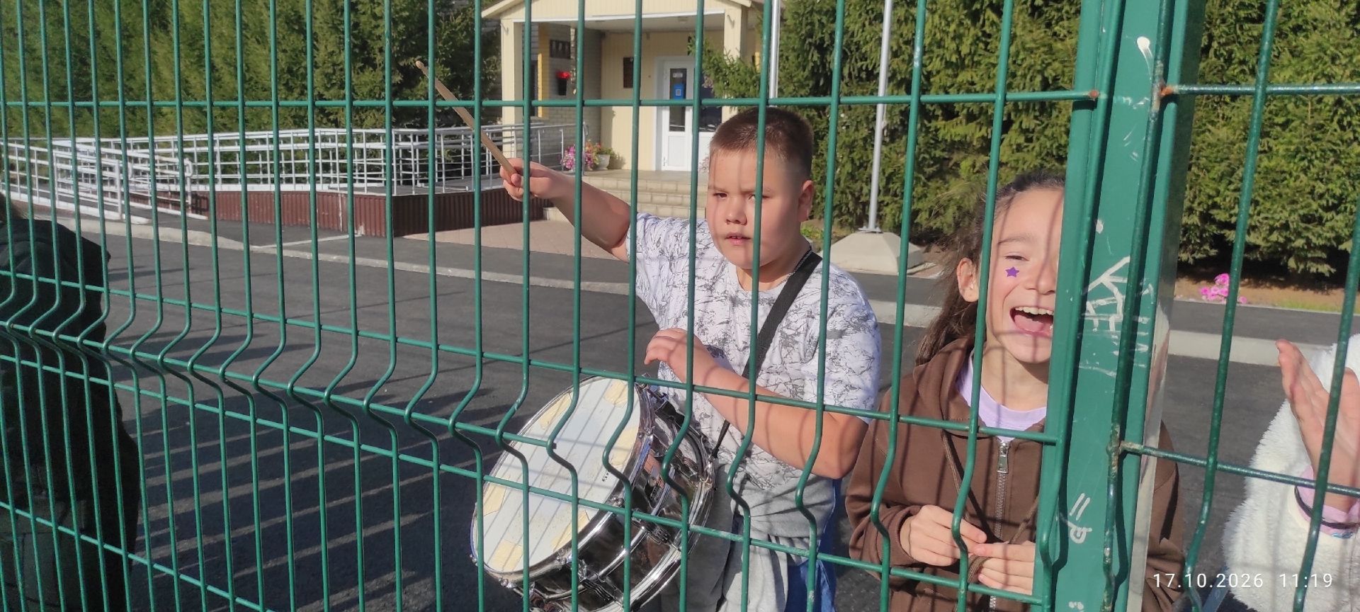 Папы школьников сыграли в футбол ко Дню отца