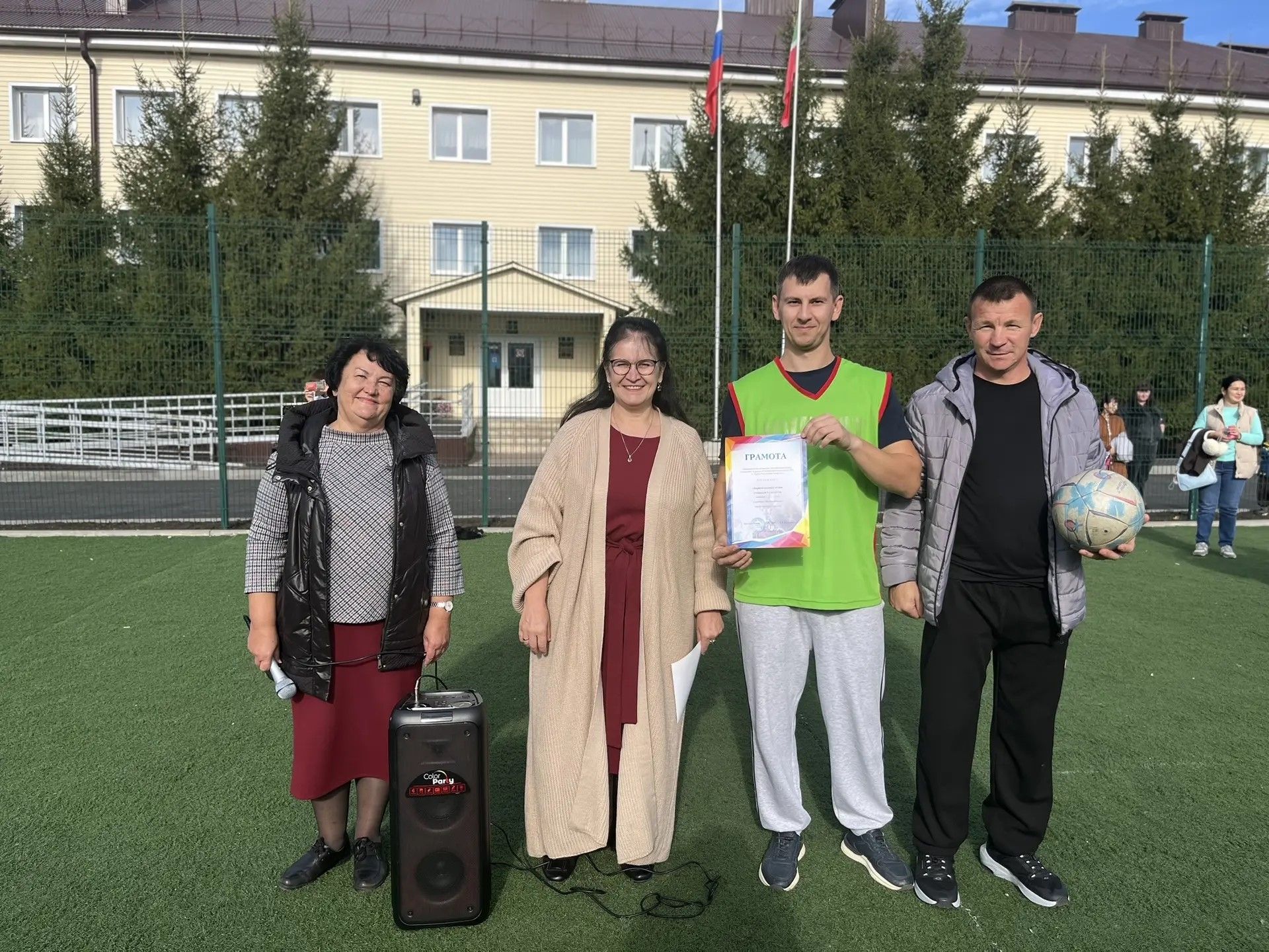 Папы школьников сыграли в футбол ко Дню отца