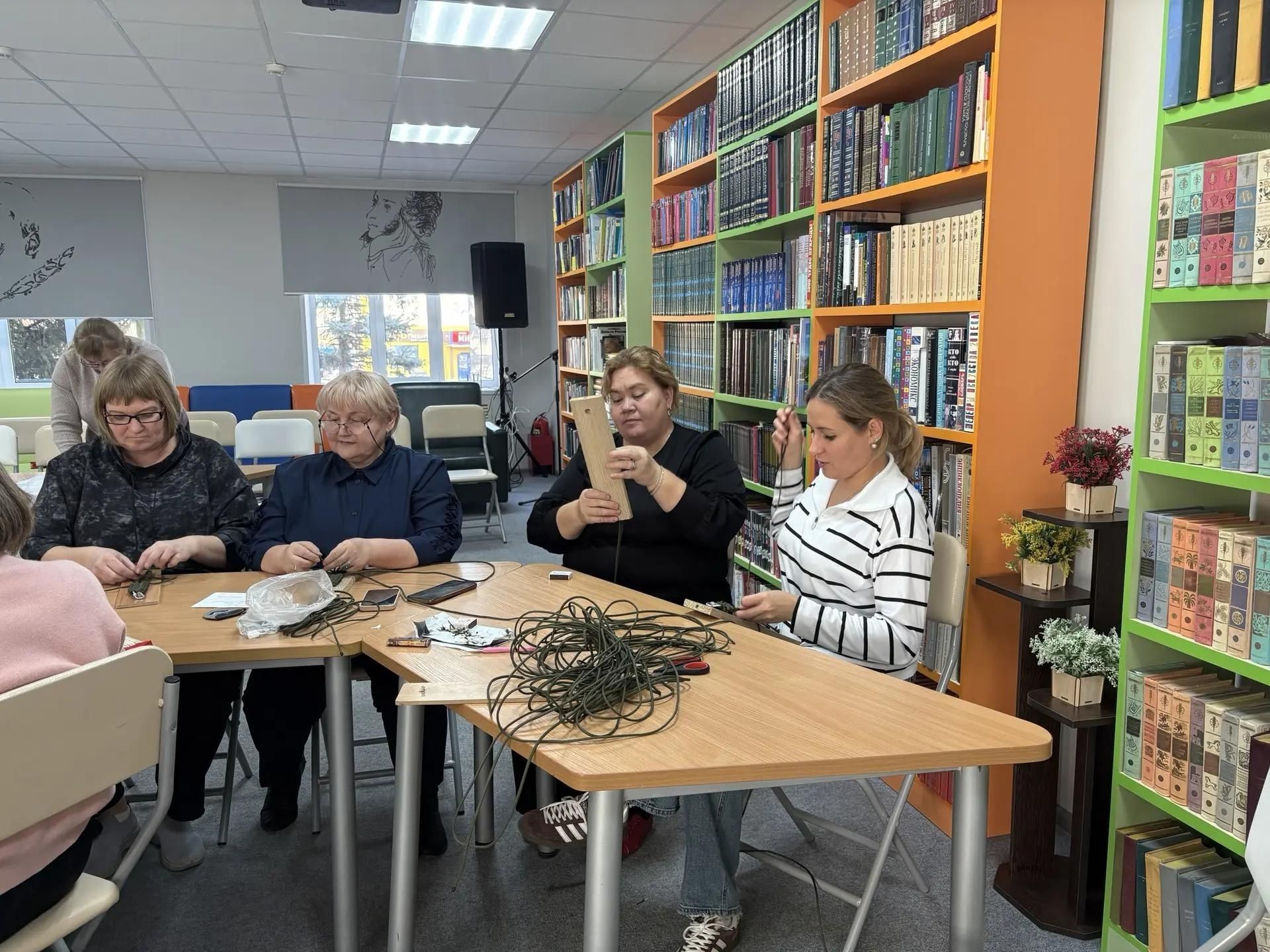 Библиотекари Нурлата отправили бойцам новую партию оберегов