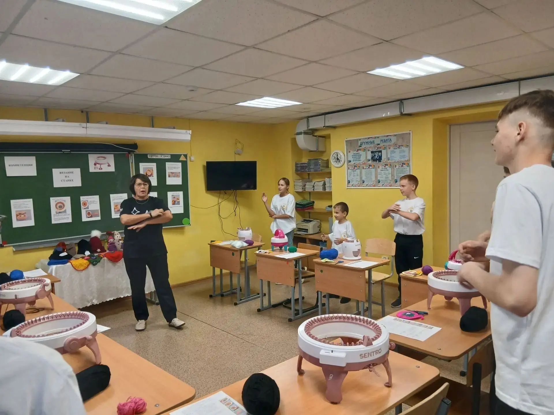 Шестиклассники Нурлатской школы-интерната освоили вязание на станке