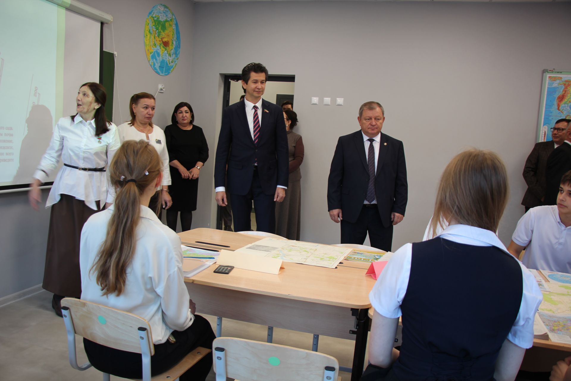 Председатель Госсовета РТ посетил школу №4 в Нурлате и побывал в селе Новое Иглайкино