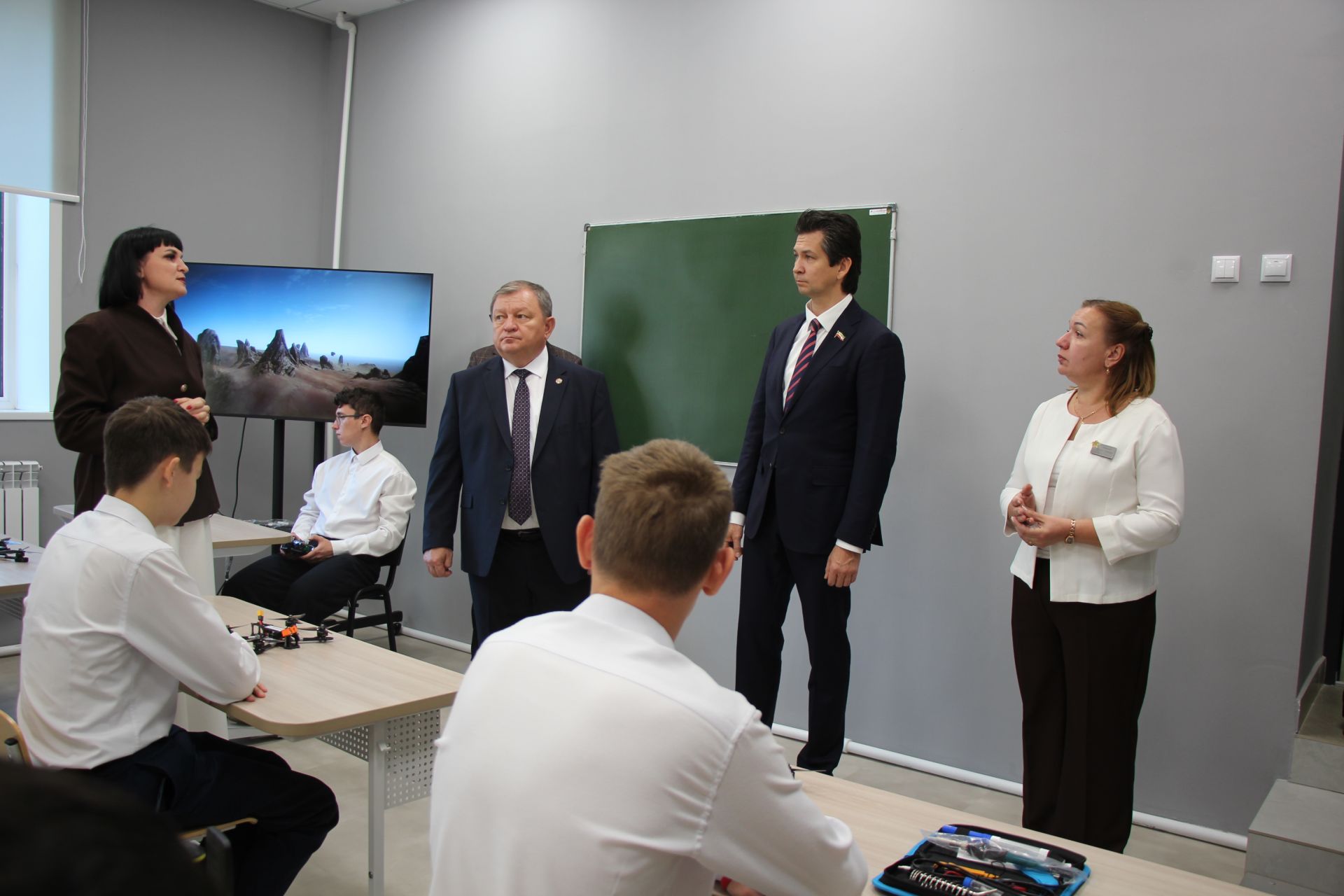 Председатель Госсовета РТ посетил школу №4 в Нурлате и побывал в селе Новое Иглайкино