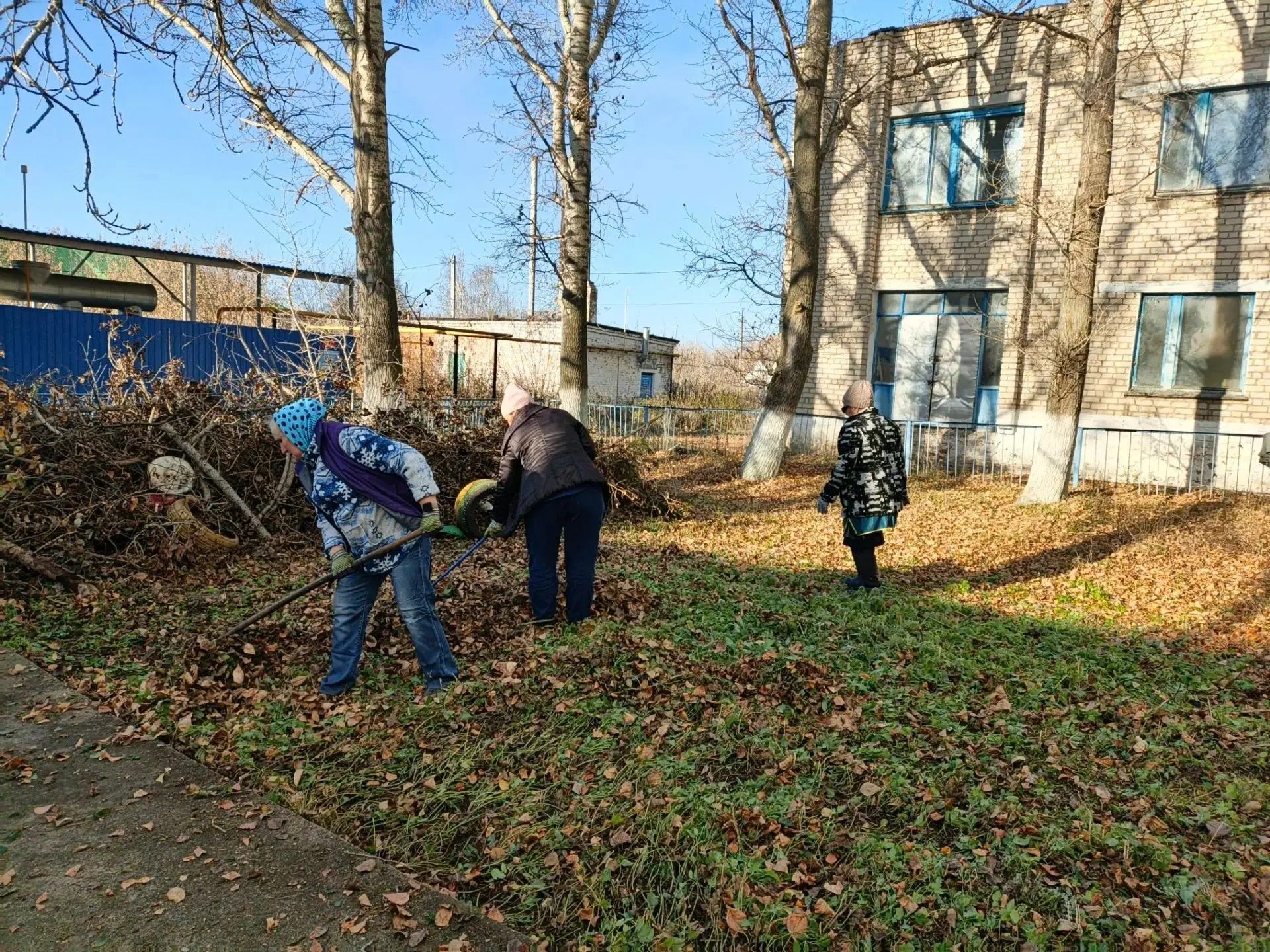 В селе Новое Иглайкино прошел большой осенний субботник