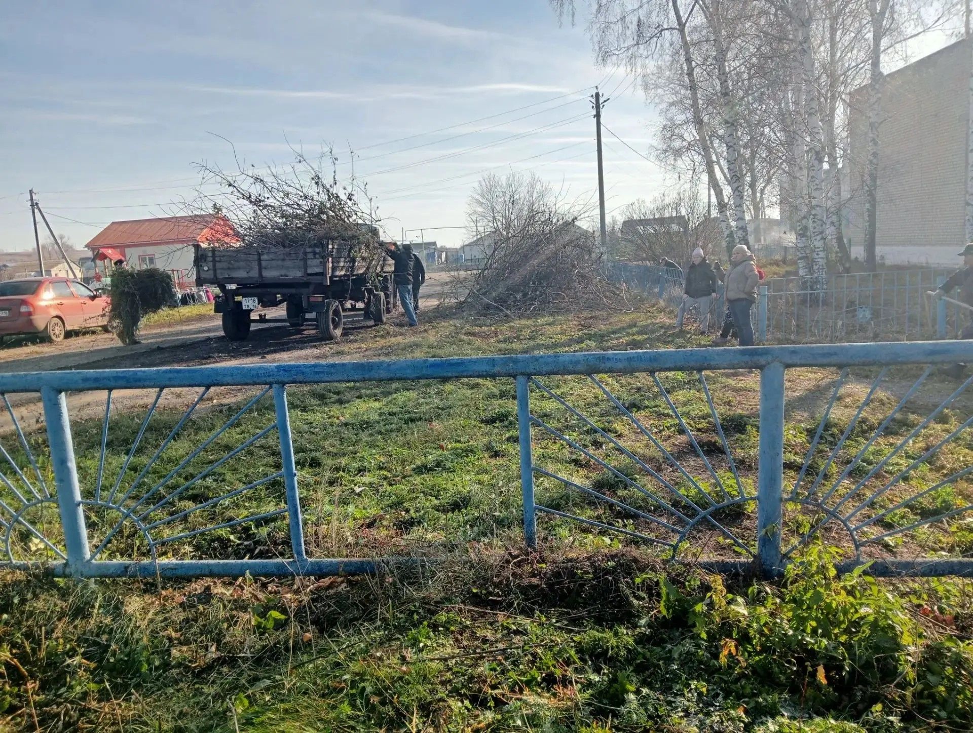В селе Новое Иглайкино прошел большой осенний субботник