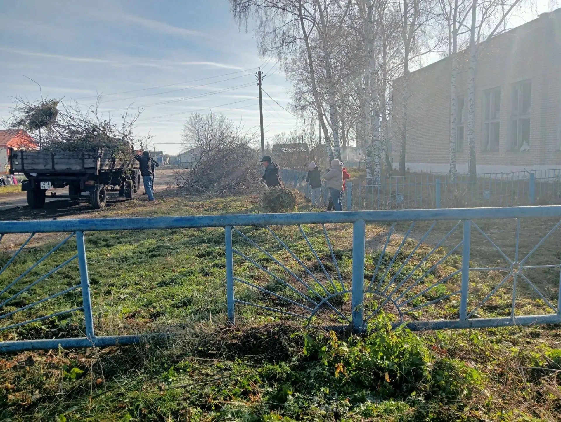 В селе Новое Иглайкино прошел большой осенний субботник