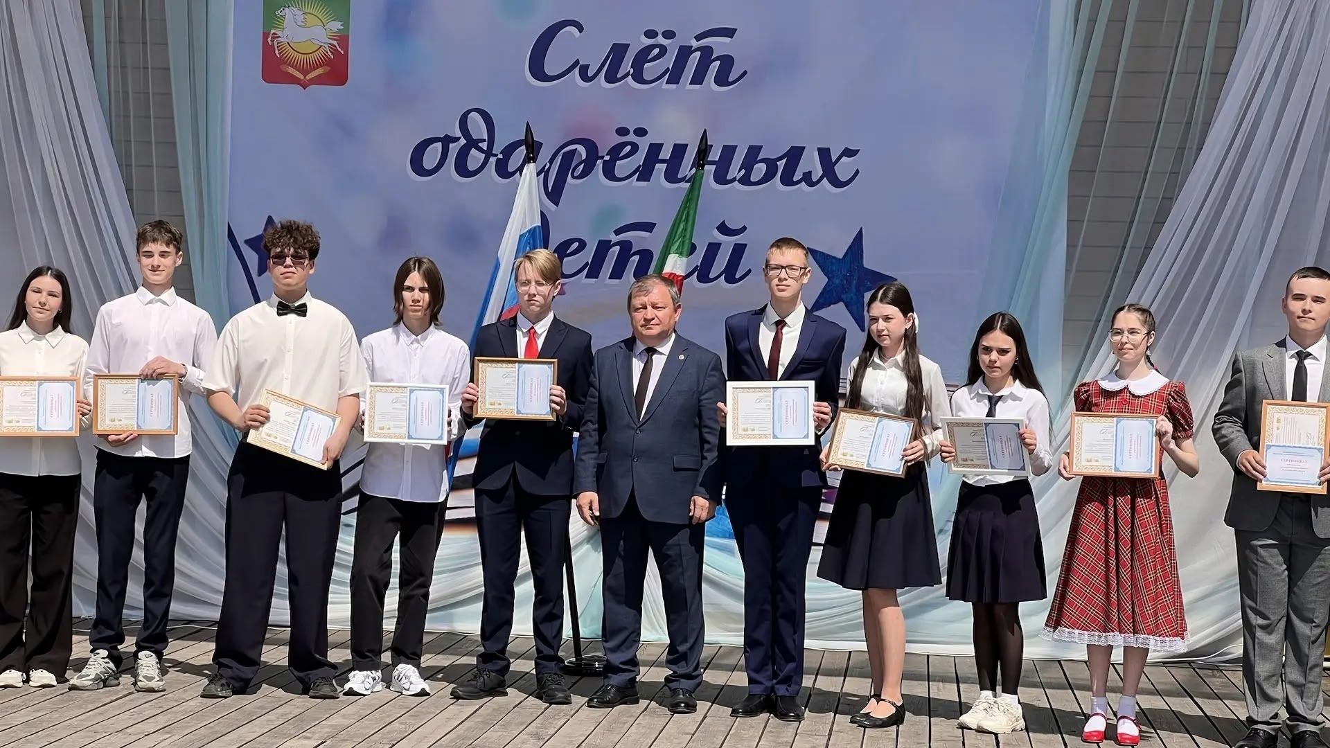 Дамир Ишкинеев поздравил учителей с профессиональным праздником