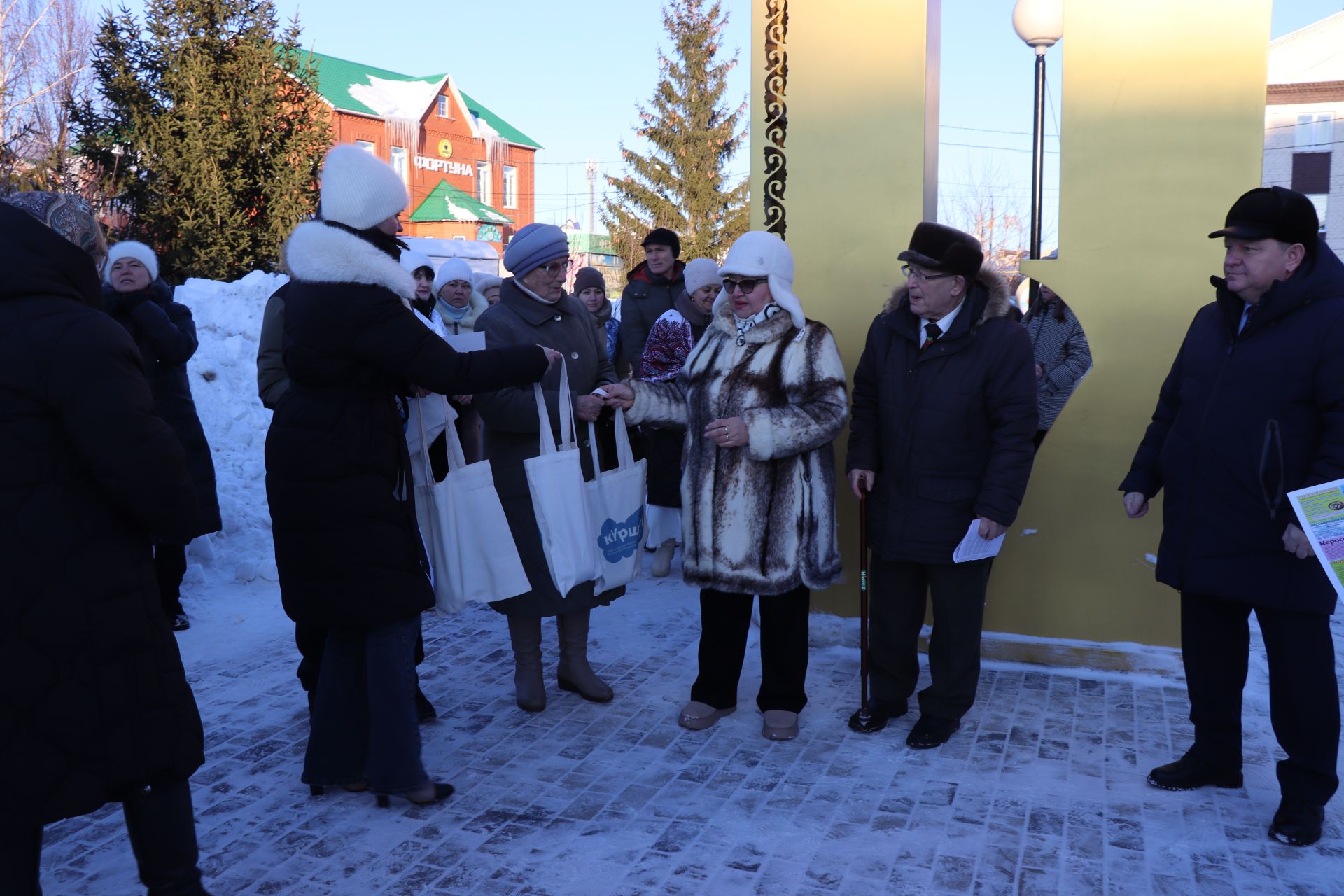 В сквере Журналистов города Нурлат открыли «Древо дружбы»