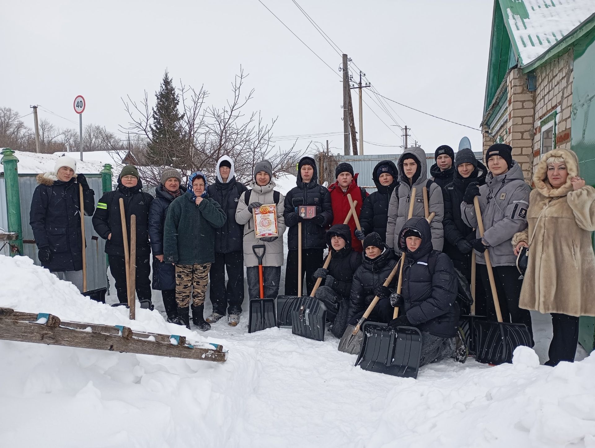 Юные нурлатцы поддержали мать бойца, расчистив снег во дворе