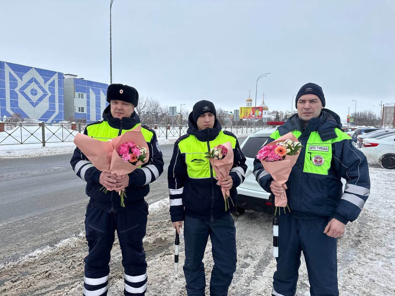 В Нурлате сотрудники Госавтоинспекции поздравили автоледи с 8 Марта, остановив их… букетами цветов