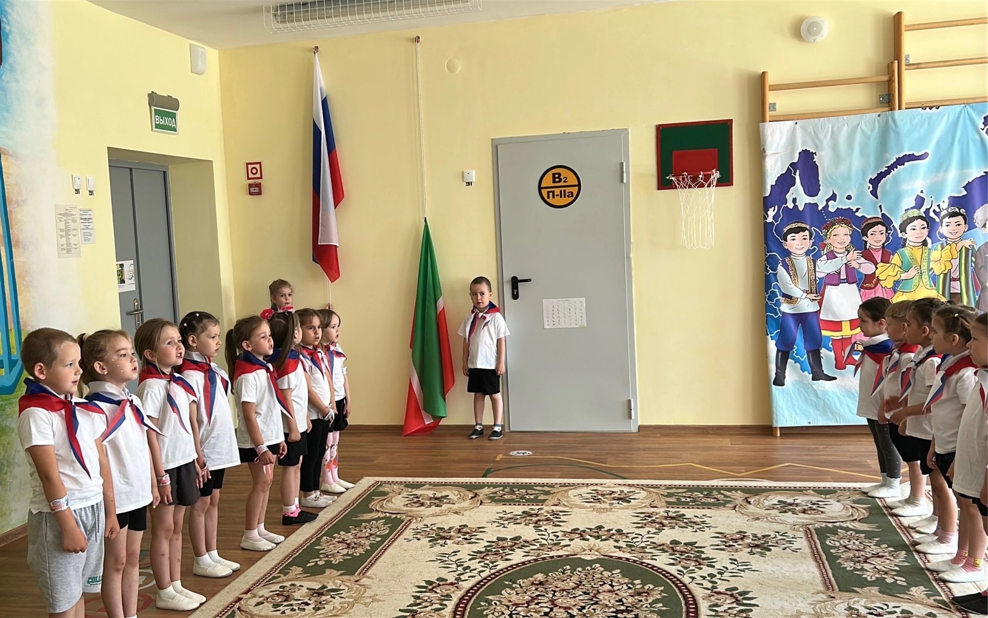 С флагом и гимном: в детском саду «Буратино» отметили День России