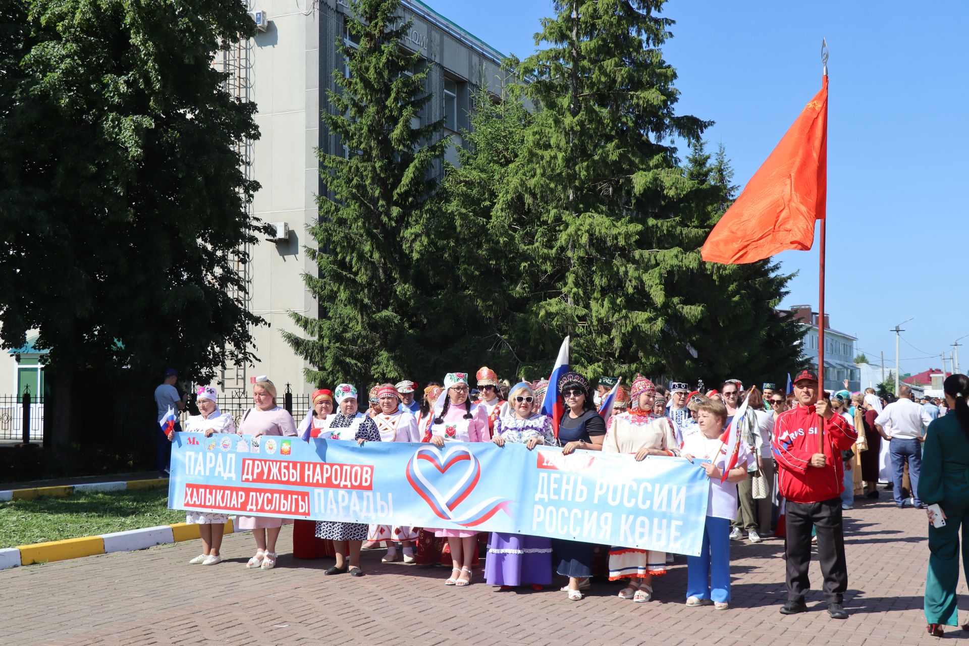 Единство народов: в Нурлате ко Дню России состоялся Парад дружбы